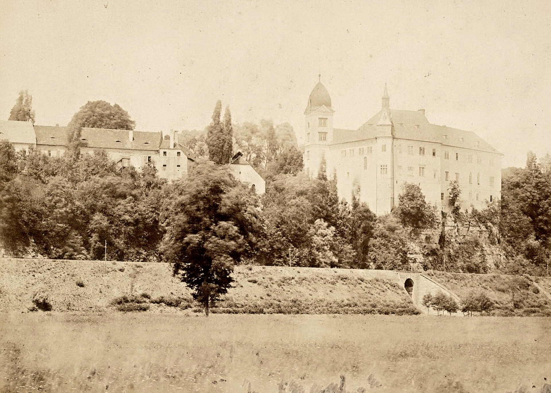 Zámek Hrubý Rohozec Zámek Hrubý Rohozec patří mezi dominanty a nejstarší stavební památky Turnovska. Byl založen ve 2. polovině 13. století a v minulosti byl několikrát přestavěn. Sloužil jako rodové sídlo Vartenberků, Krajířů a Desfoursů.  (archiv J.Peterka)