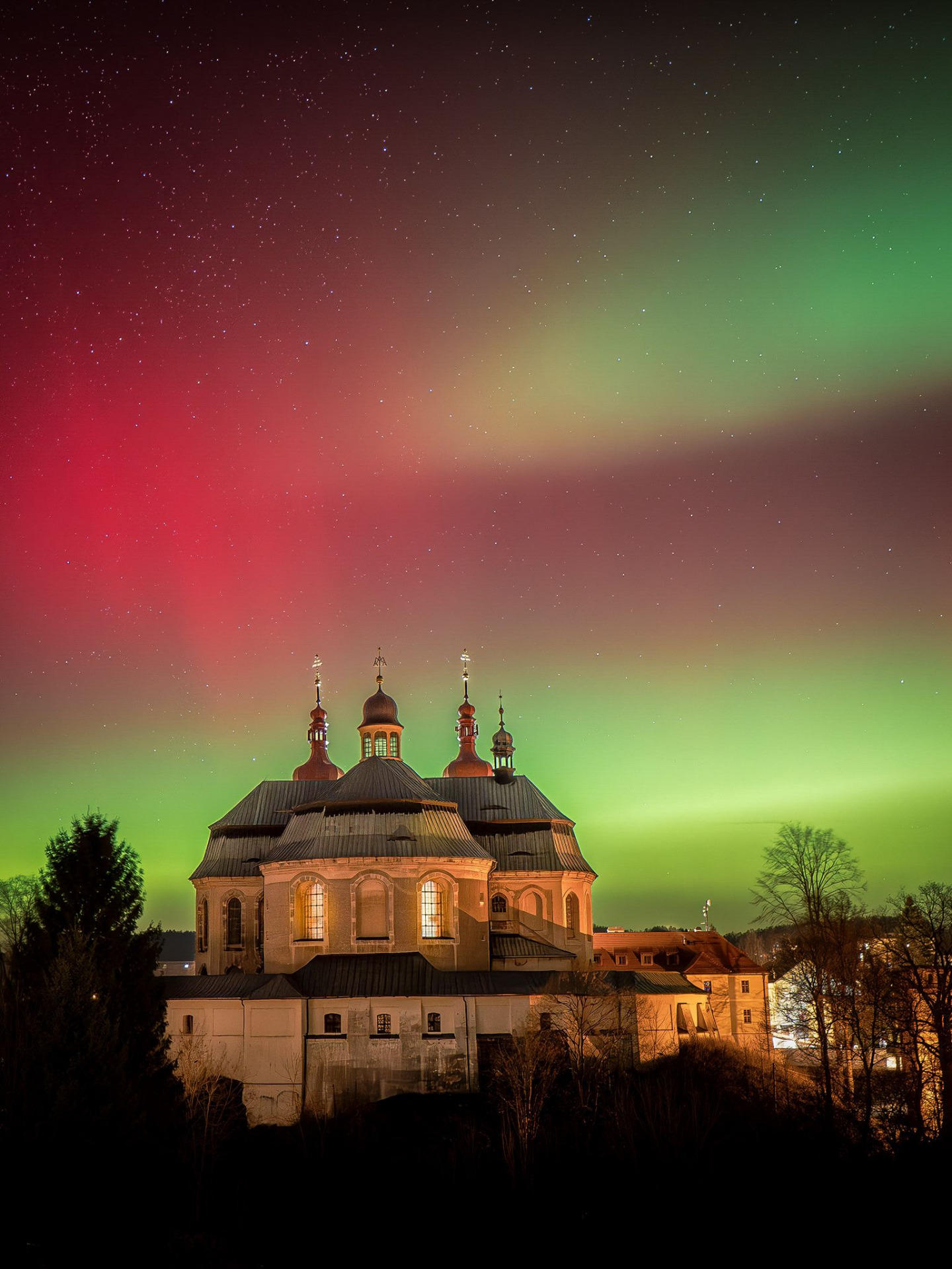 ,,Když se potká nebe se zemí''  Aurora borealis patří k nejkrásnějším přírodním úkazům. Stejně jako Hejnický klenot – chrám Navštívení Panny Marie – patří k tomu nejcennějšímu, co severní Čechy mají. 19.1.2026 fotil Tomáš Exner