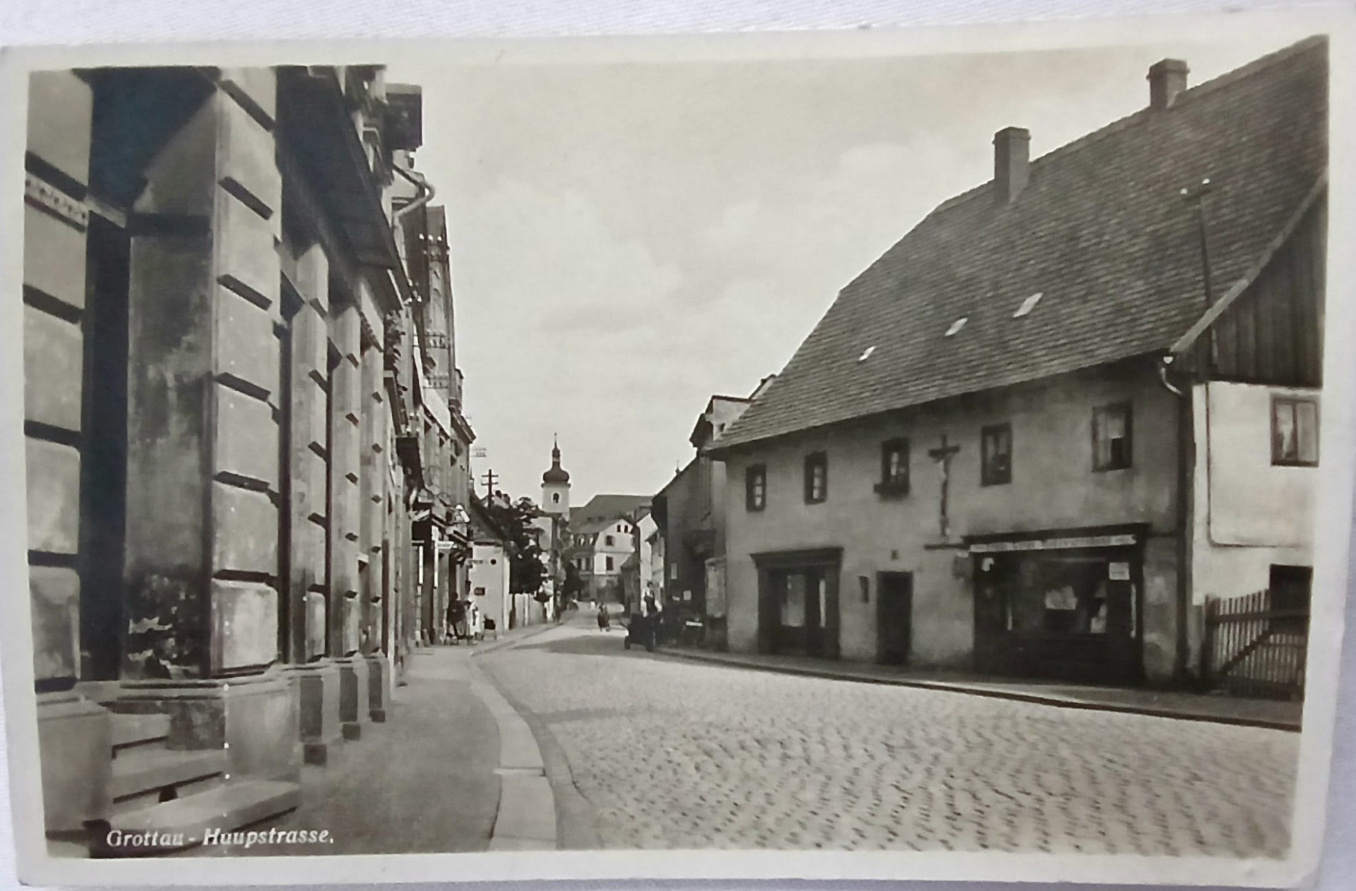 Grottau (Hrádek nad Nisou a Haupstrasse.Napravo obchod s hadrama a nejlepší je v horním patře ten krucifix mezi okny. (archiv Václav Honzejk)