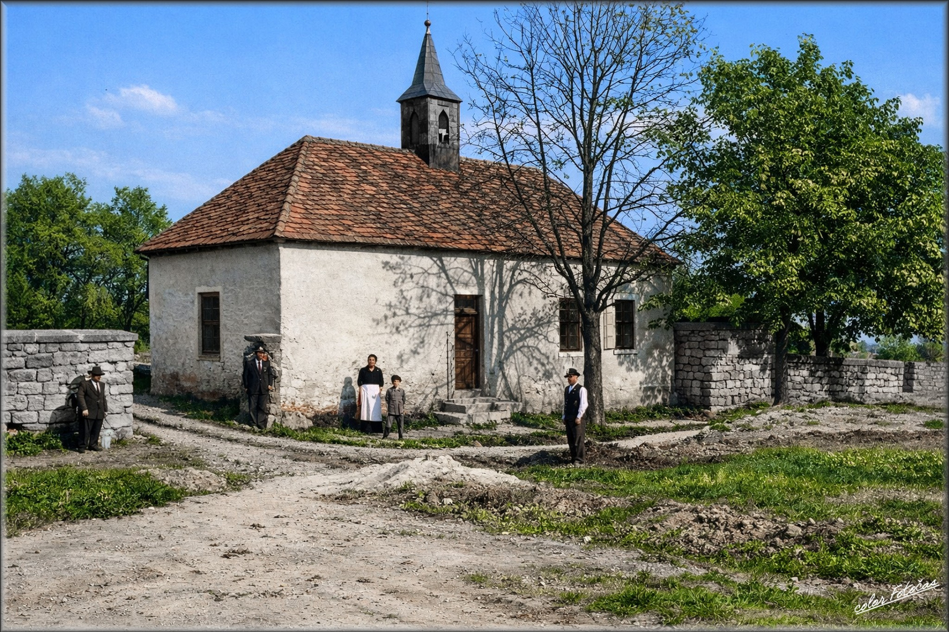 Domek s bytem hrobníka a současně márnice, postavený u vchodu na hřbitov v roce 1875 – tehdy Kaiser Josef Platz . (dnes na tomto místě bývalého hřbitova letní kino). 🙂😅  color Fotočas
