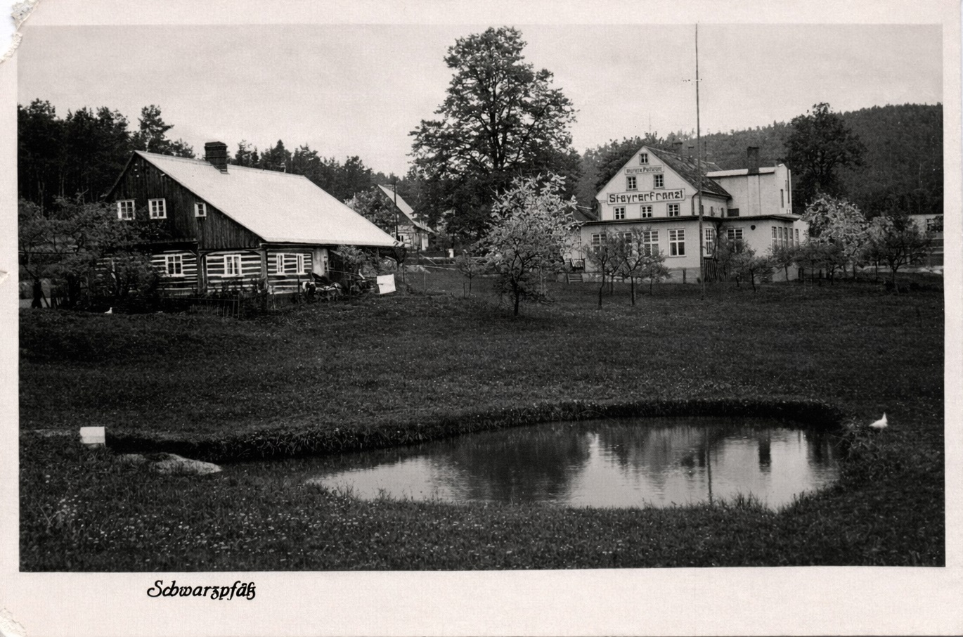 Černá Louže (Schwarzpfütze) je letovisko ležící asi 1,5 km severně od obce Rynoltice (Ringelshain), restaurace Lovecký háj (Jägerwäldchen), později rozšířena a přejmenována na hotel „Steyrer Franzl“, rok 1941, okr. Liberec. (archiv Otto Rikitan Ečer)