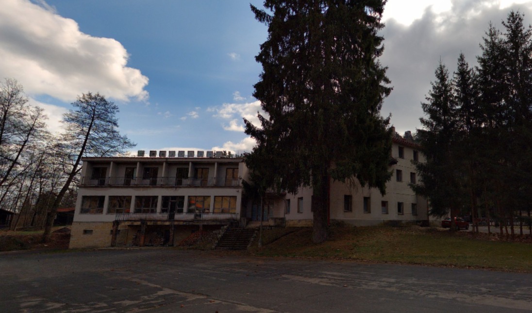 současná chátrající budova