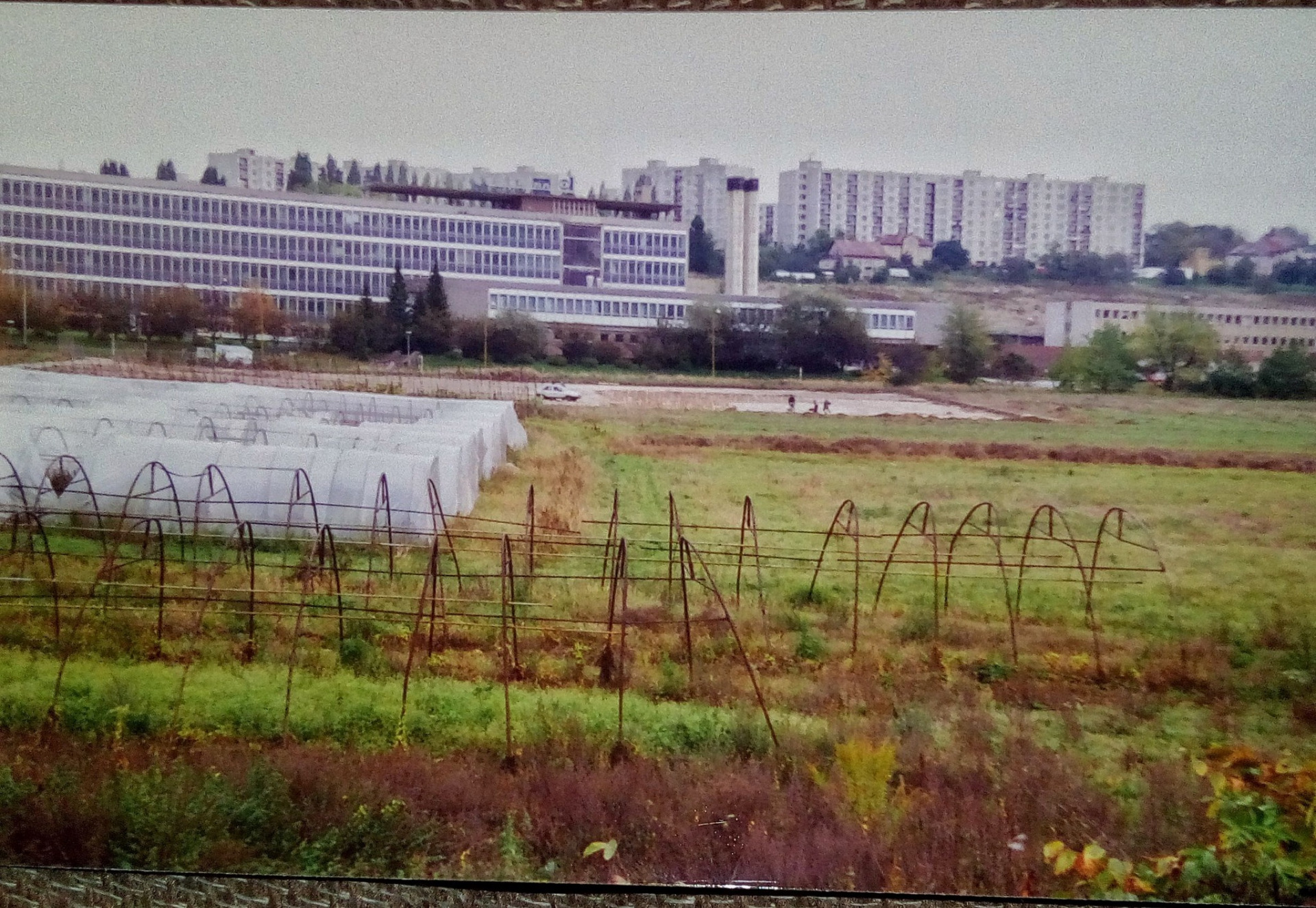 Maškova zahrada, stavba supermarketu Plus (dnes Penny), zřejmě podzim 1998 (archiv Rod Rich)