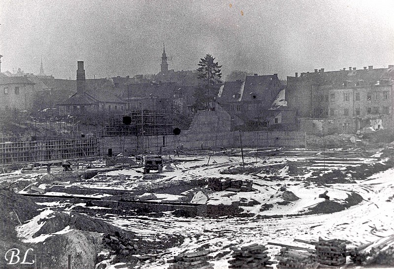 Mám takovou skupinu snímků mizerné kvality, ale vysoké dokumentační hodnoty. Rozhodl jsem se je použít alespoň zde. Toto je v pohledu ze silnice u stadionu stavba kulturního domu Crystal přesně před 40 lety. Zároveň v městských novinách právě nyní začíná vycházet stejnojmenný seriál. Ne není to náhoda. Vlastníte-li někdo podobné snímky z 80 let a chtěli by jste se s nimi podělit, napište nám prosím. Buď zprávou na Fb nebo na adresu jkratochvil@bohmischleipa.cz. Děkujeme předem a doufám, že se seriál bude líbit minimálně jako naše staré snímky zde na Fb. Pamětníci zavzpomínají a mladí se třeba dozvědí něco, co nevěděli. Ještě ke snímku, kromě stavby KD si povšimněte stavby s komínem na klášterní zahradě. (autor příspěvku Českolipské obrázky)