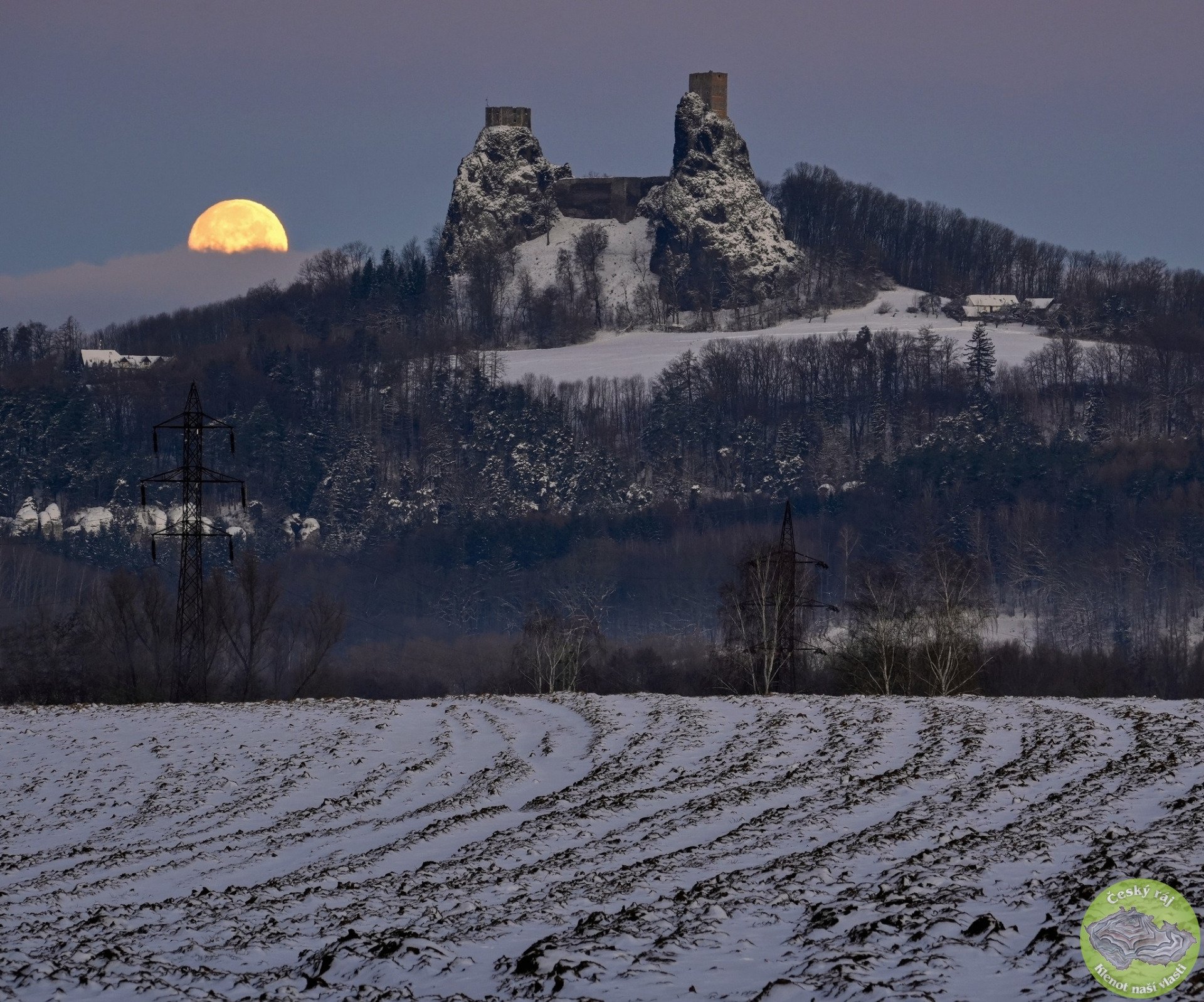 lednový západ předúplňkového měsíce nad Troskami z pole cestou od Libunce do Hrdoňovic (foto Karel Hubač 2026)