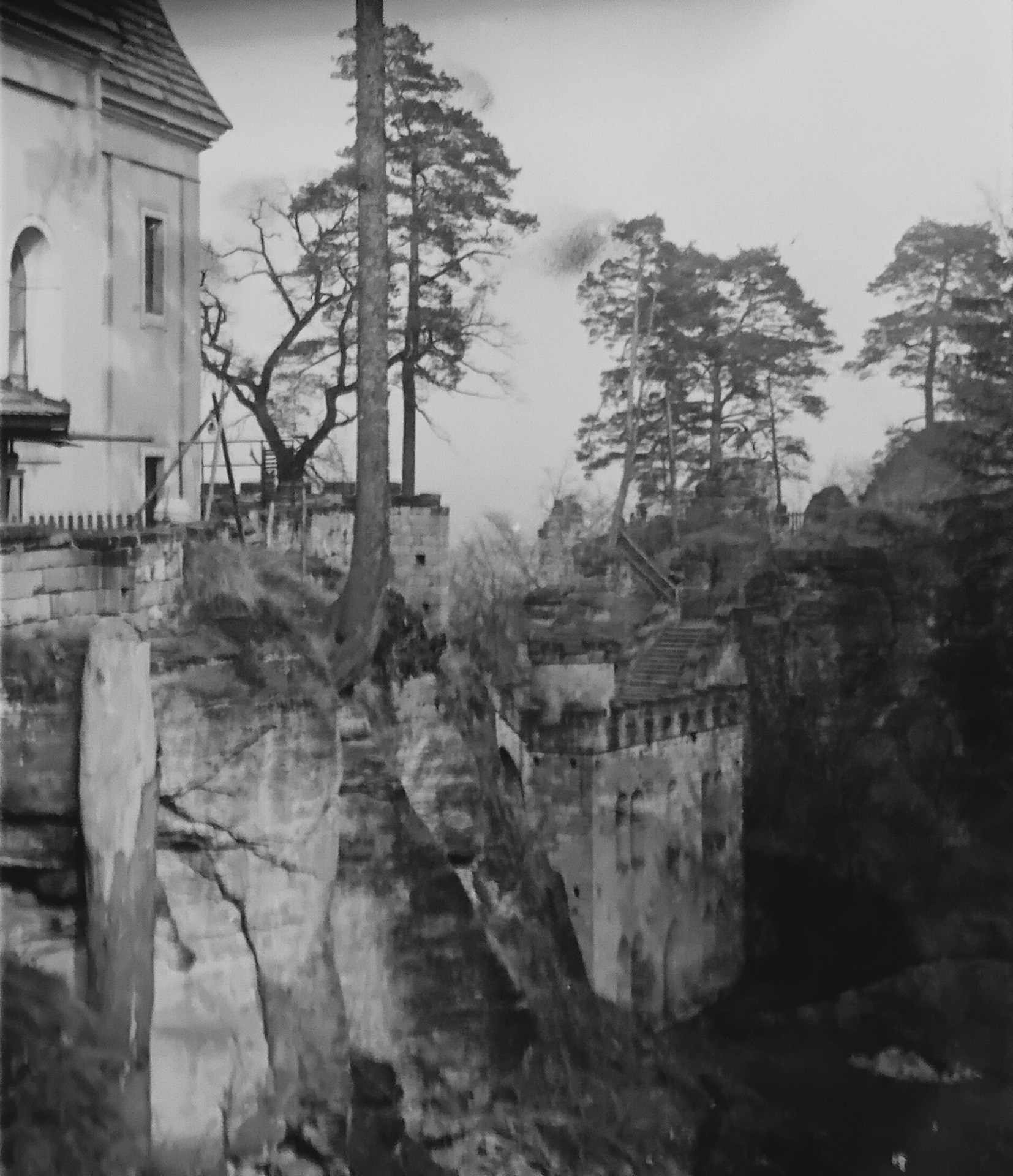 Pohledem z prvního nádvoří přes " konírnu " ke starému hradu a Aehrentálskému paláci ...