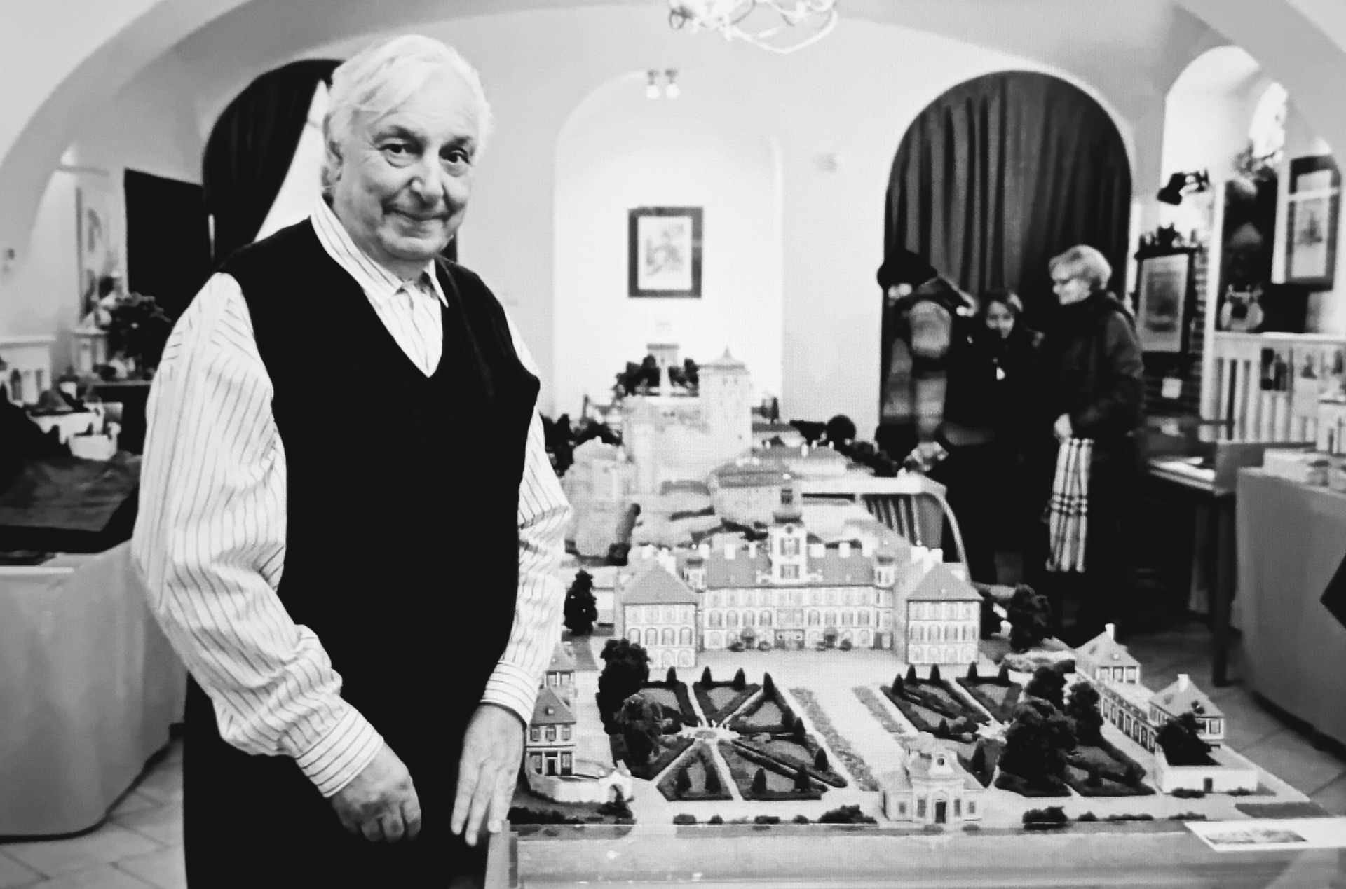 Láďa se svými modely hradů a zámků , které sám postavil ... byl neskutečně zručný , vysloveně až " pinglich " ... opravdu ... a měl z toho radost a my také ...