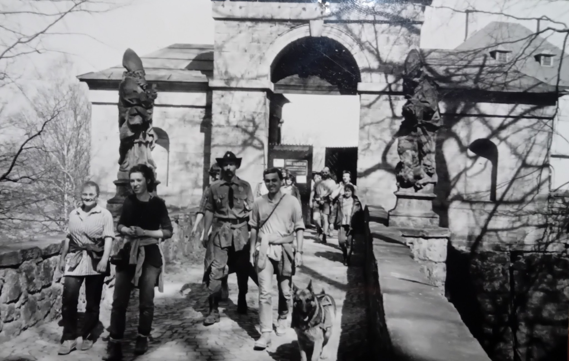 Po práci jsme chodili po okolí , bavili jsme se , byla legrace , chodili na houby ( jeden rok jich bylo tolik , že i se stavebními kolečky 😁 ) , na pivo do myslivny před hradem , dokonce jsme měli takovou důvěru od kastelána , že jsme dostali i klíč od hlavní brány pokaždé , když jsme na hradě byli ... i tady jsem s kamarády ...