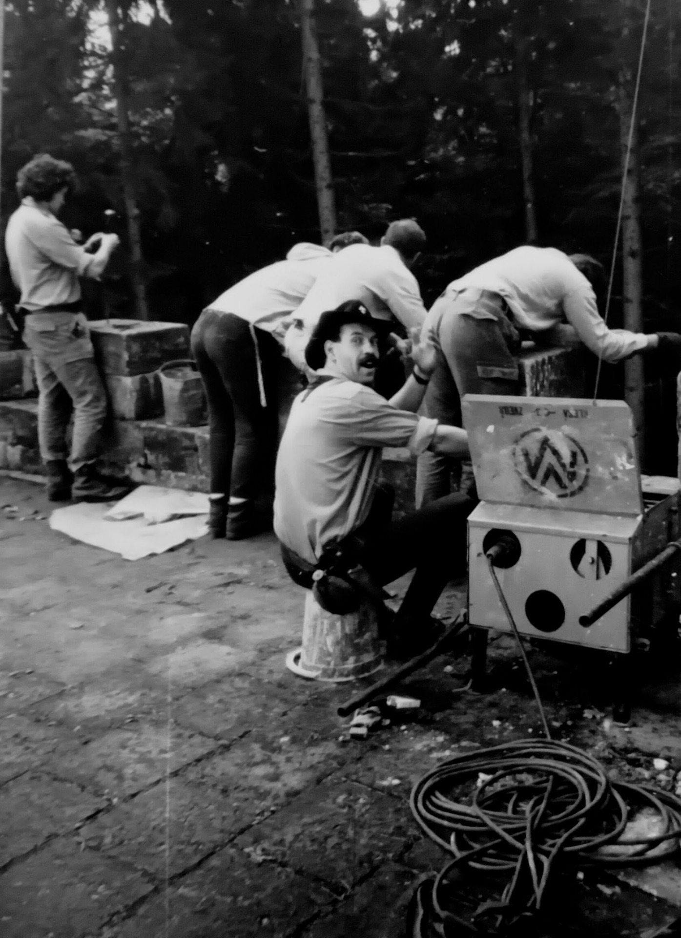 Oprava " konírny " ... opravdu jsme dělali a pomáhali se vším , s čím se dalo ...