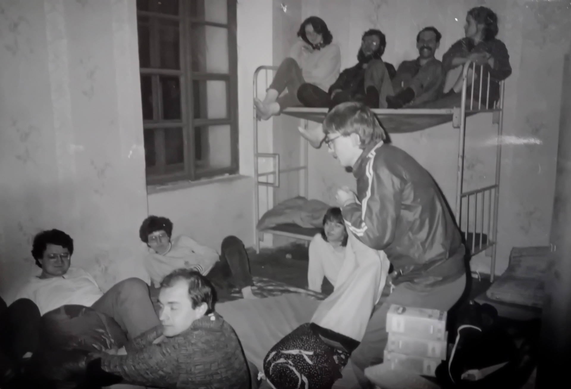 Tohle je dnes opravdu už velká historie ... dnes je zde velký nádherný sál , zrekonstruovaný v roce 2003 , s nábytkem , obrazy a vším historickým , ve vztahu k majitelům hradu ... v době restaurace byly místo sálu pokoje pro návštěvníky restaurace na přespání , spali jsme v nich i my několik let ... byť trochu spartánsky ... na hradě byla i kuchyně , v které jsme si vařili ... a sociálky ... A kdo se zajímá o vesmír a vesmírný program , tak ten kluk vlevo dole v brýlích pracu… Zobrazit víc