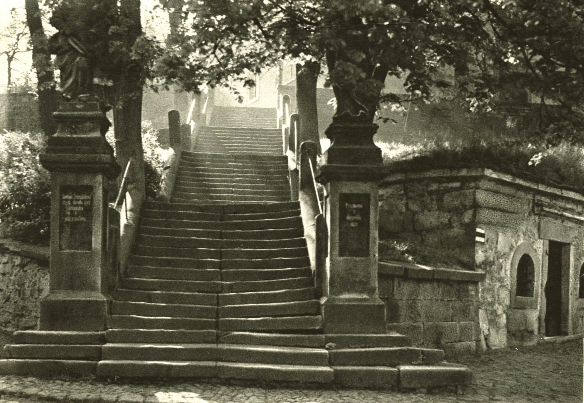 Schody ke kostelu Svatého Jakuba Většího v Železném Brodě-1930 Foto: Gottfried Wurbs  (archiv J.Peterka)