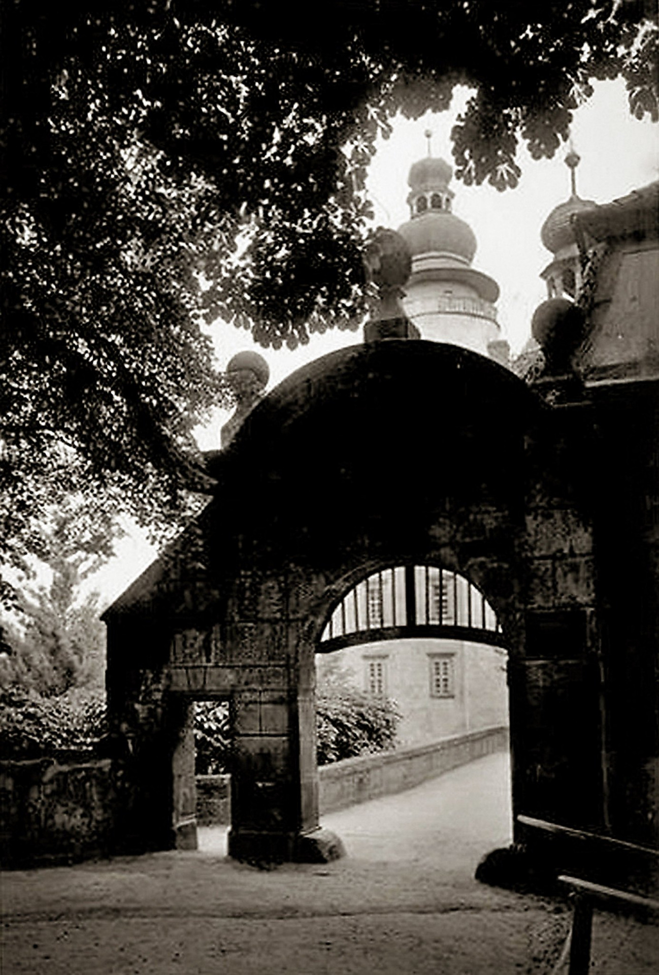 Vstupní brána na zámek Lemberk. Foto: Gottfried Wurbs (archiv J.Peterka)