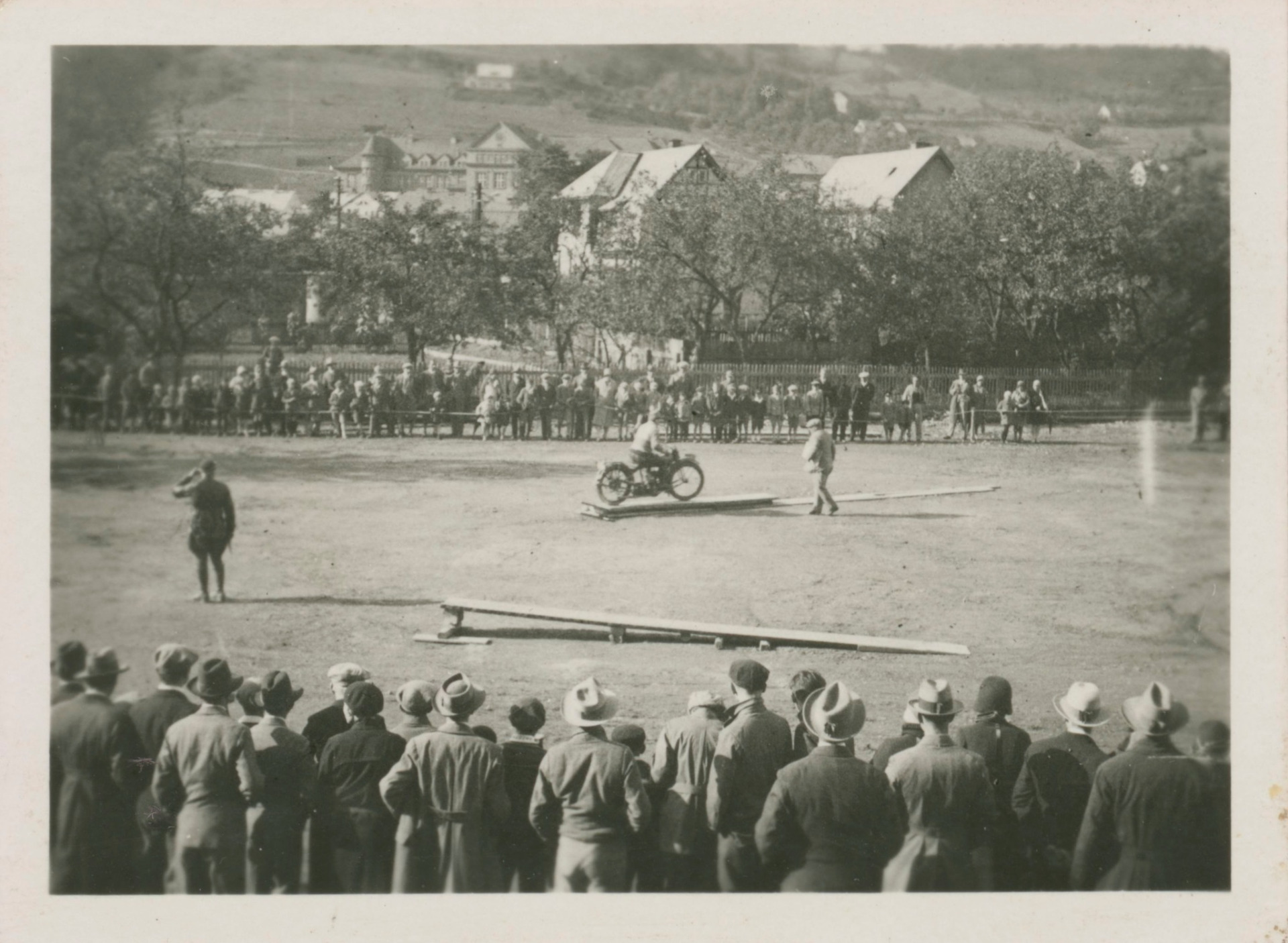 budova vzadu je  sklářská škola v Železném Brodě. (archiv Jindra Slabý)