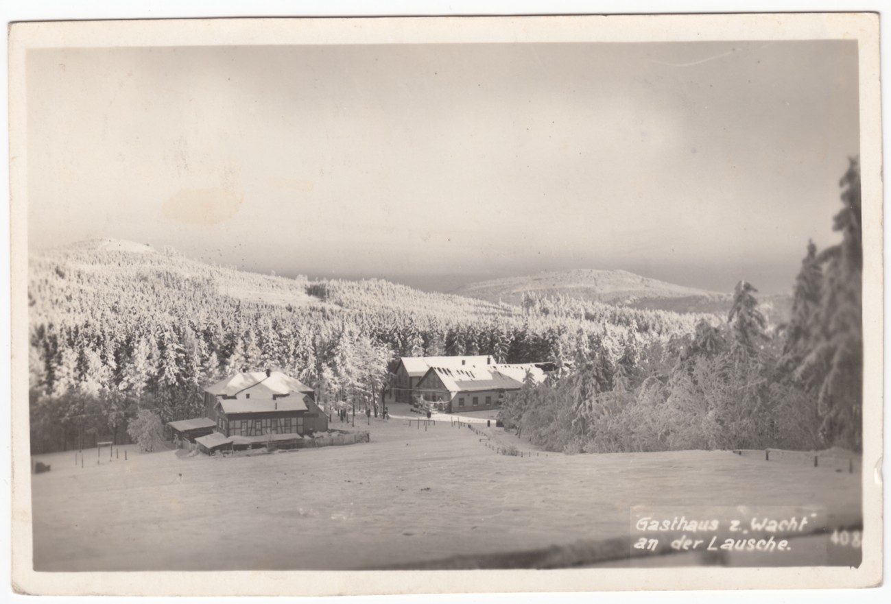 Zima v našich horách před téměř sto lety. Krásný zimní snímek z mého oblíbeného místa. Už se zase těším na pívo v Rübezahlabaude 🙂 Pohlednice je nový přírůstek do sbírky. Sbírám pohlednice z Wache. (Jaroslav Beneš)