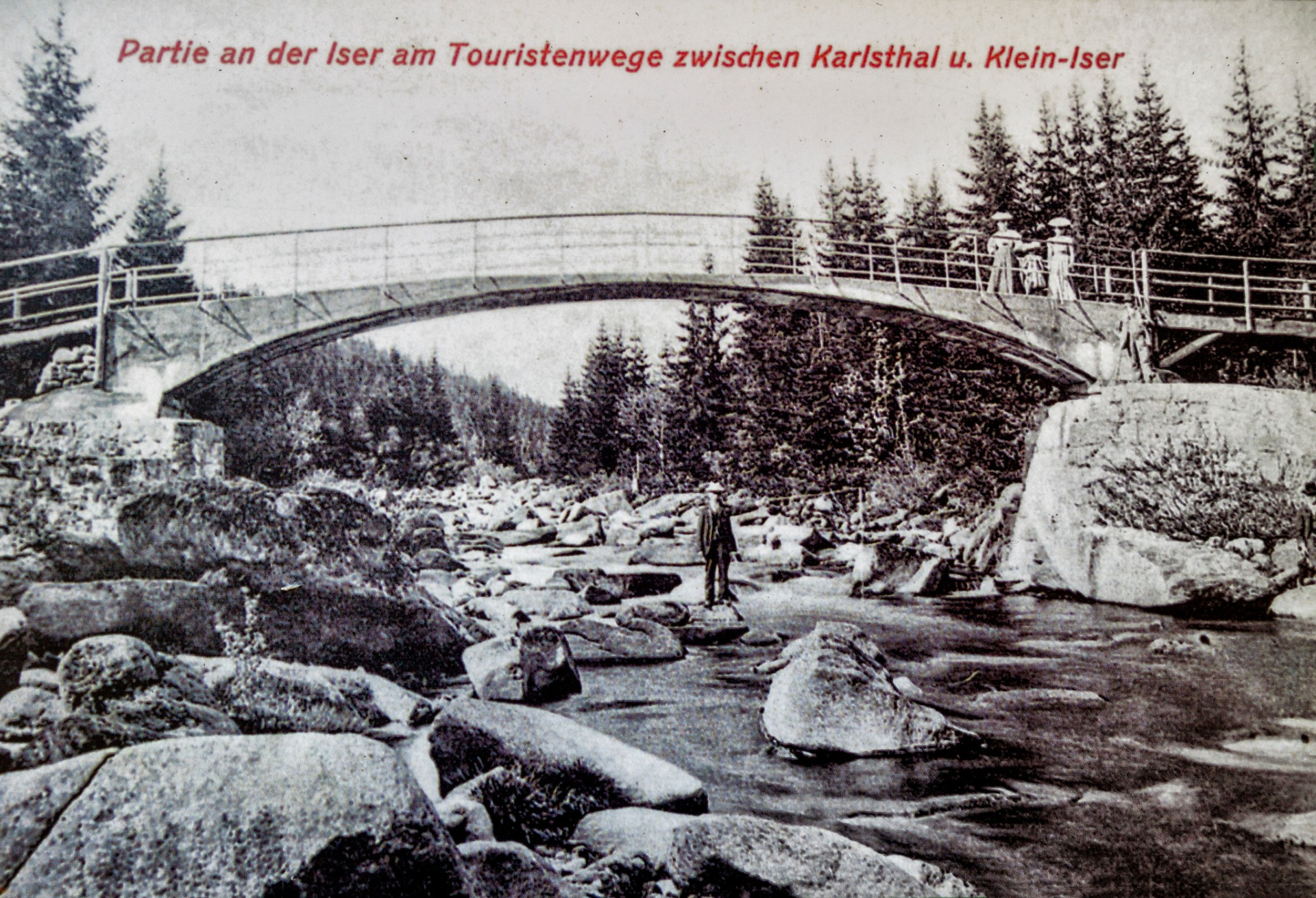 Karlsthalbrücke, Karlovský most přes Jizeru z roku 1901 na státní hranici spojoval Jizerku a Orle / Karlsthal až do uzavření po 2. světové válce. Byl zbořen v roce 1979. V roce 2005 byl nahrazen mostem dřevěným, který vydržel 15 let, roku 2020 byl stržen. Nyní je na místě nový ocelový most, podobný původnímu železobetonovému. (archiv Eva Malikova)