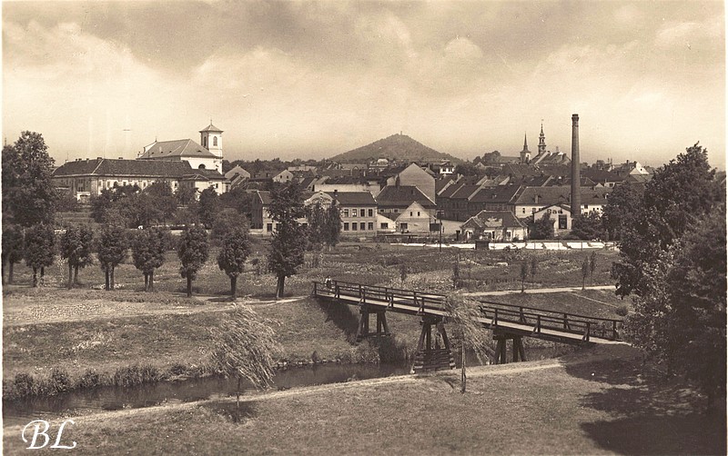Do třetice prostor městských lázní. Dnes ale před sto lety. Městské lázně fungovaly od roku 1930, původně se jednalo o malý mlýn. V roce 1900 byl přebudován na výrobnu kvasnic a lihovar a po první světové válce zde byla první výrobna nůžek, později přemístěná do Robče. Pamětníkům známý jako Mikov. Komín pochází právě z doby průmyslové výroby. Tenkrát to bylo ještě klidné místo mimo městský shon, takže bylo možné na travnatých plochách bělit prádlo vymáchané před tím v Ploučnici. 