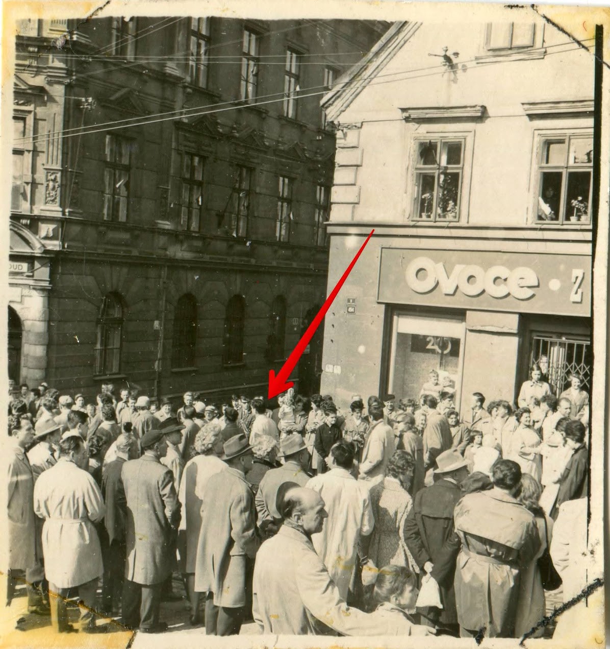 vlastní čb.original z Ljubitěla2😁šipka ukazuje na našeho učitele matiky ze Žluté školy p. FABIÁNA, ze kterého jsme měli všichni nehorázný respekt...