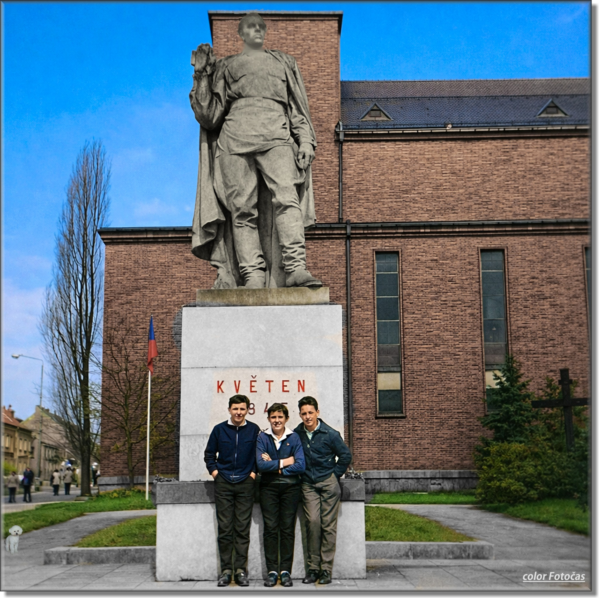 KDYŽ JSME ŽILI NEJ LÉTA.... 1.MÁJ v Jablonci nad Nisou 1964 na "Ruďáku" s kamarády. V průvodu jsme nebyli, ale na párku a pivě jo....😆👍 (vlastní foto) color Fotočas