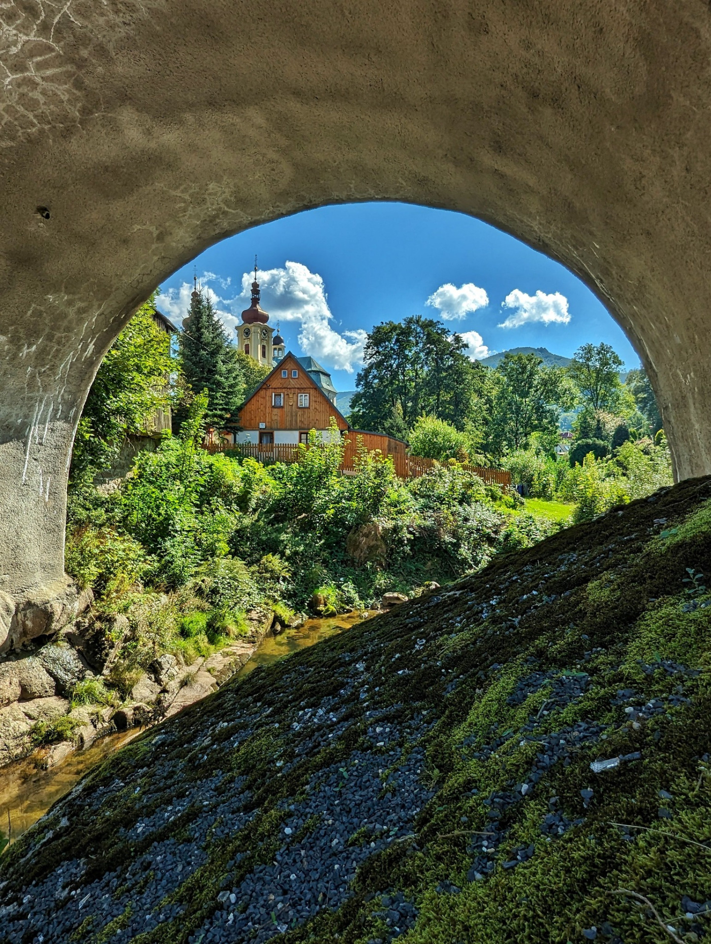 Průhled obloukem mostu v Hejnicích (foto Vojtěch Klimt)