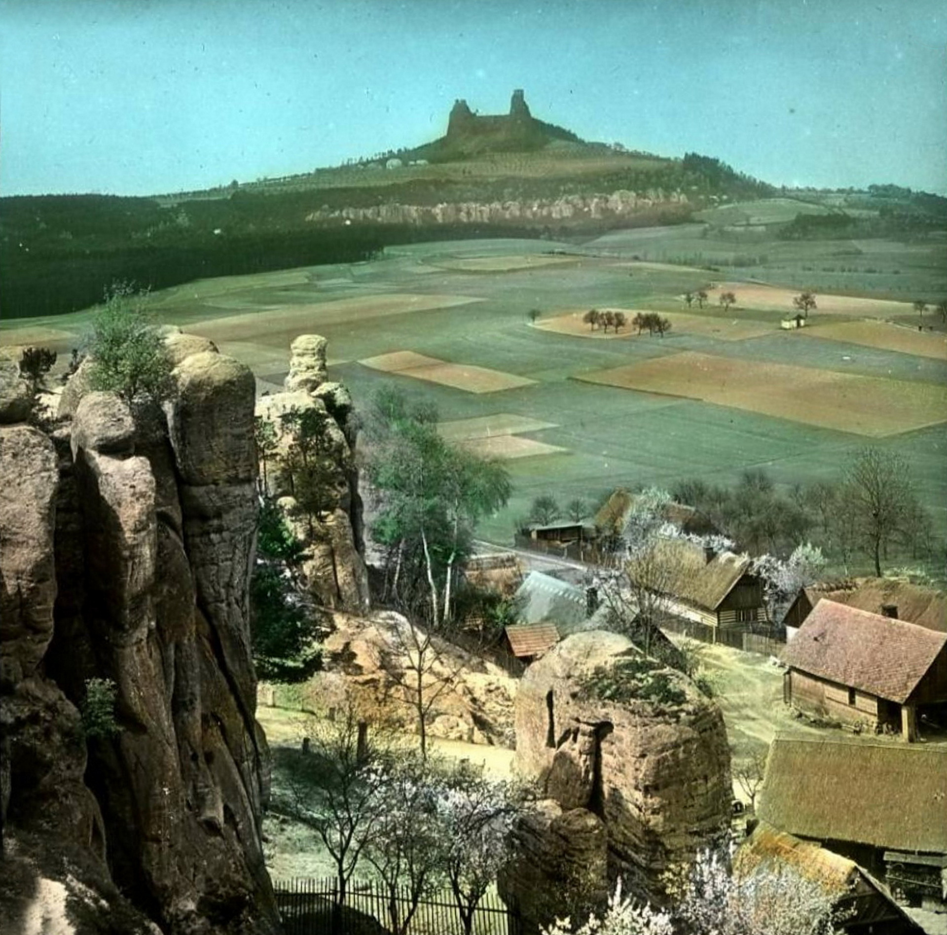 Trosky z Hrdoňovických skal - 1926 digitálně kolorováno (archiv J.Peterka)