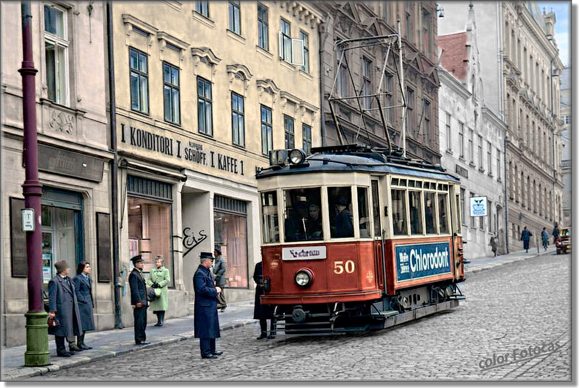 Jablonecký Alter Markt třicátých let minulého století a tramvajová zastávka s dobovou tramvajkou před krámkem se zmrzlinou a tehdejší kavárničkou, která zde vydržela na stejném místě až do let devadesátých...🥹🙂👍 color Fotočas