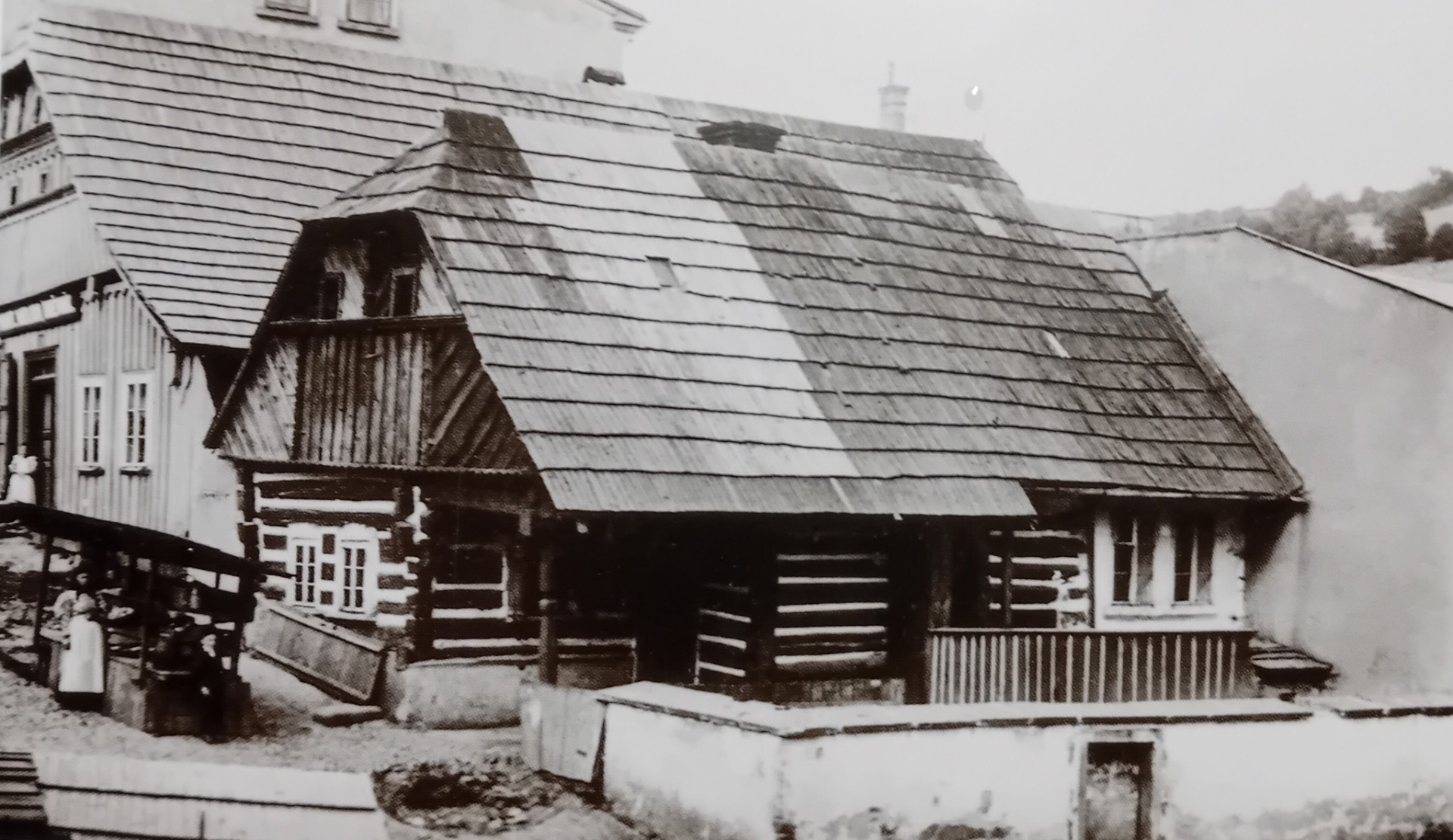 Jeden z nejstarších semilských původních domků ... jak je psáno v knize Semilsko , u stánku se zeleninou před tímto domem stojí vedle něj se svojí maminkou malý chlapec , Jindřich Hybler , budoucí hudební skladatel a český sbormistr ... studoval na Karlově univerzitě u Josefa Bohuslava Foerstera ... od roku 1944 byl po nějakou dobu ředitelem hudební školy v Semilech , pak rezignoval po neshodách s komunistickým vedením města ... zkomponoval na padesát vokálních skladeb na verše českých básníků a věnoval se také chrámové varhanní hudbě ... zemřel v Praze ve věku 74 let