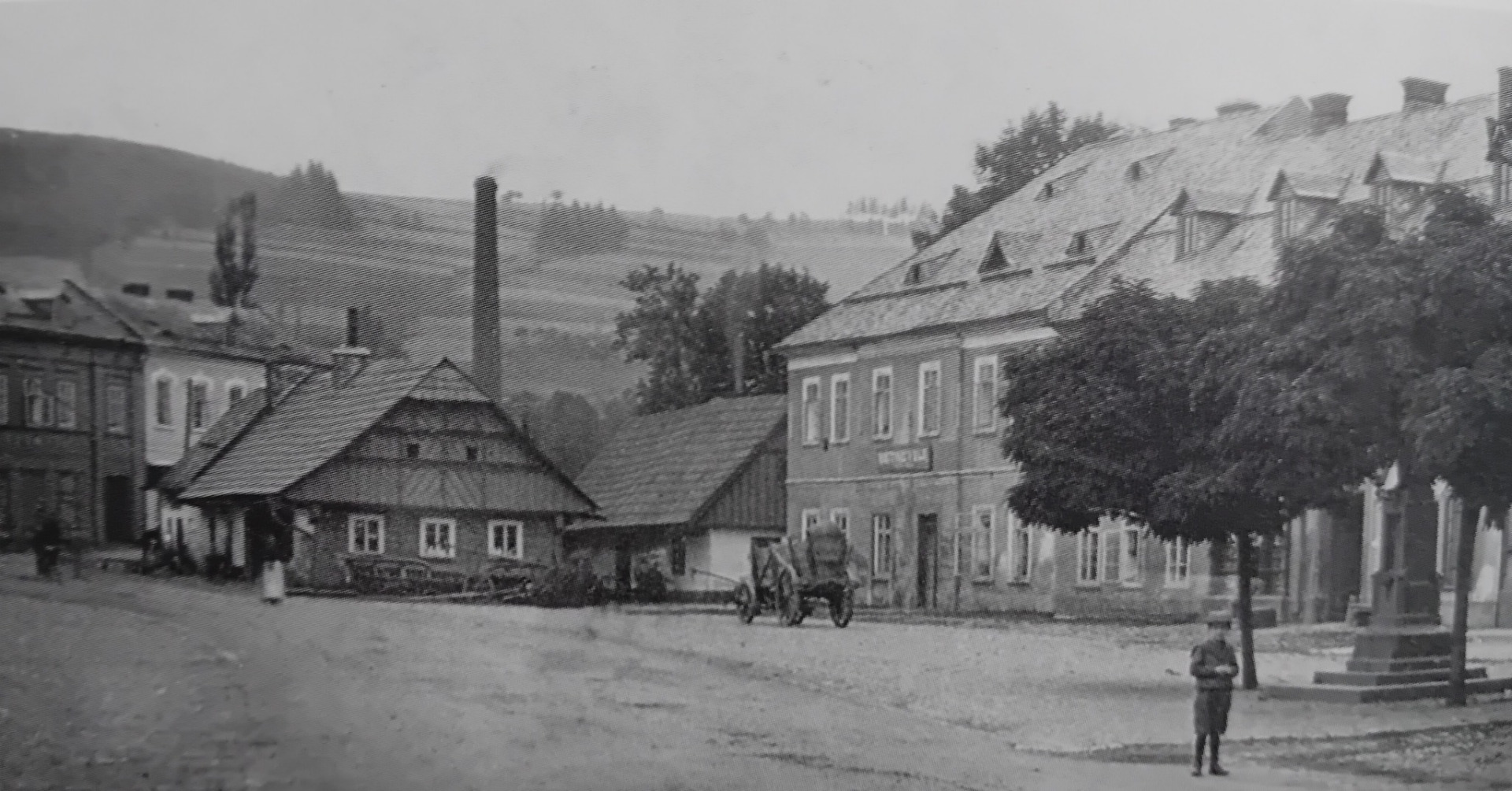 Hostinec V Ráji a vpravo , částečně zakrytý javory a sochou Mučedníka zpovědního tajemství , zmíněný dům ...