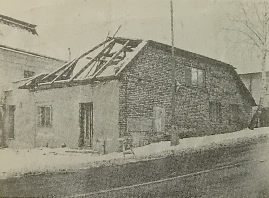 Již bývalý hostinec , ubouraný kvůli rozšíření kolem vedoucí silnice ...