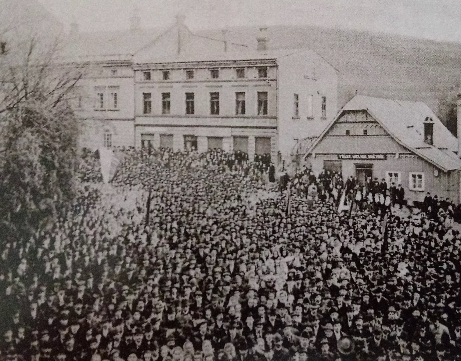 Srocení lidu před radnicí na počátku dvacátého století ...