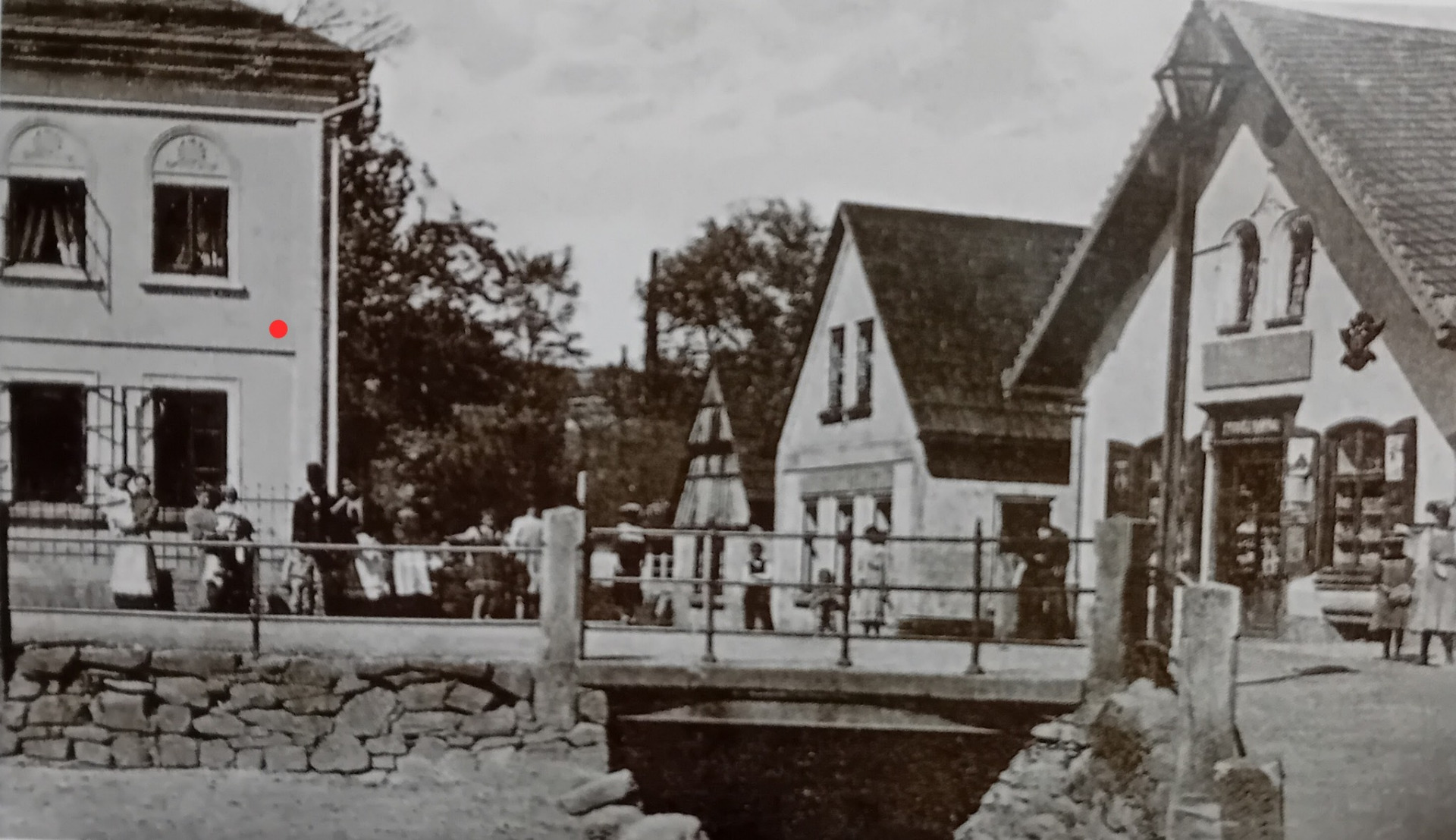 Dům zde stál v době , kdy ještě nebyl Jílovecký potok skrytý a cesta vedla za mostkem vpravo ke hřbitovu ... dnes se stáčí vlevo a obloukem zatáčky jde za těmi tehdy stojícími dvěma domky doprava vzhůru strání ke hřbitovu a Benešovu ...