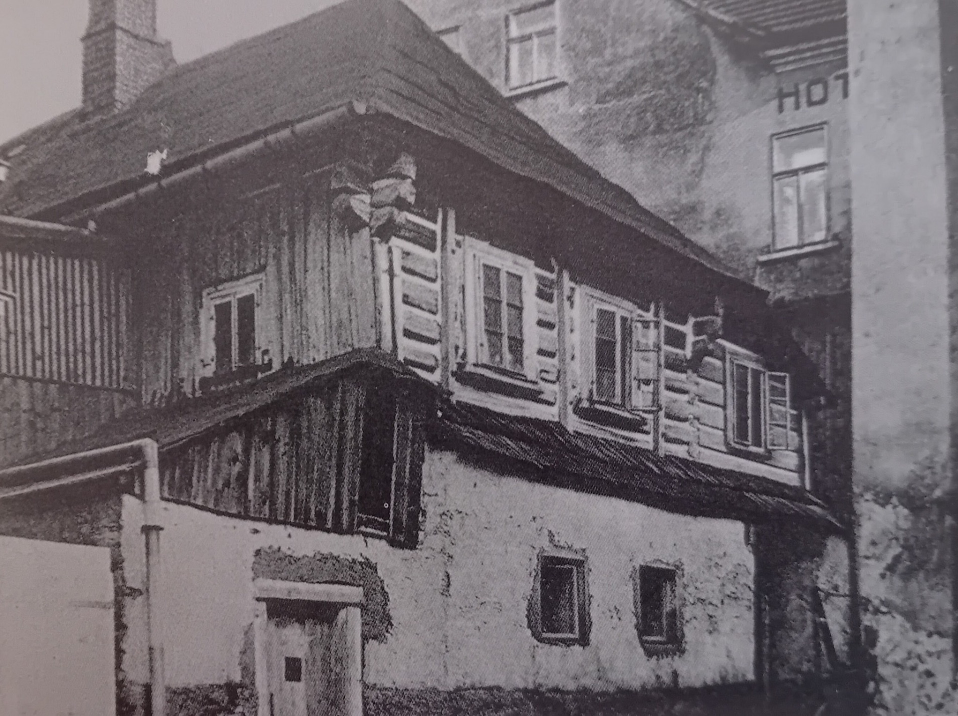 Zbývající část domku , ta pravá , mezi lety 1910 - 1980 ...