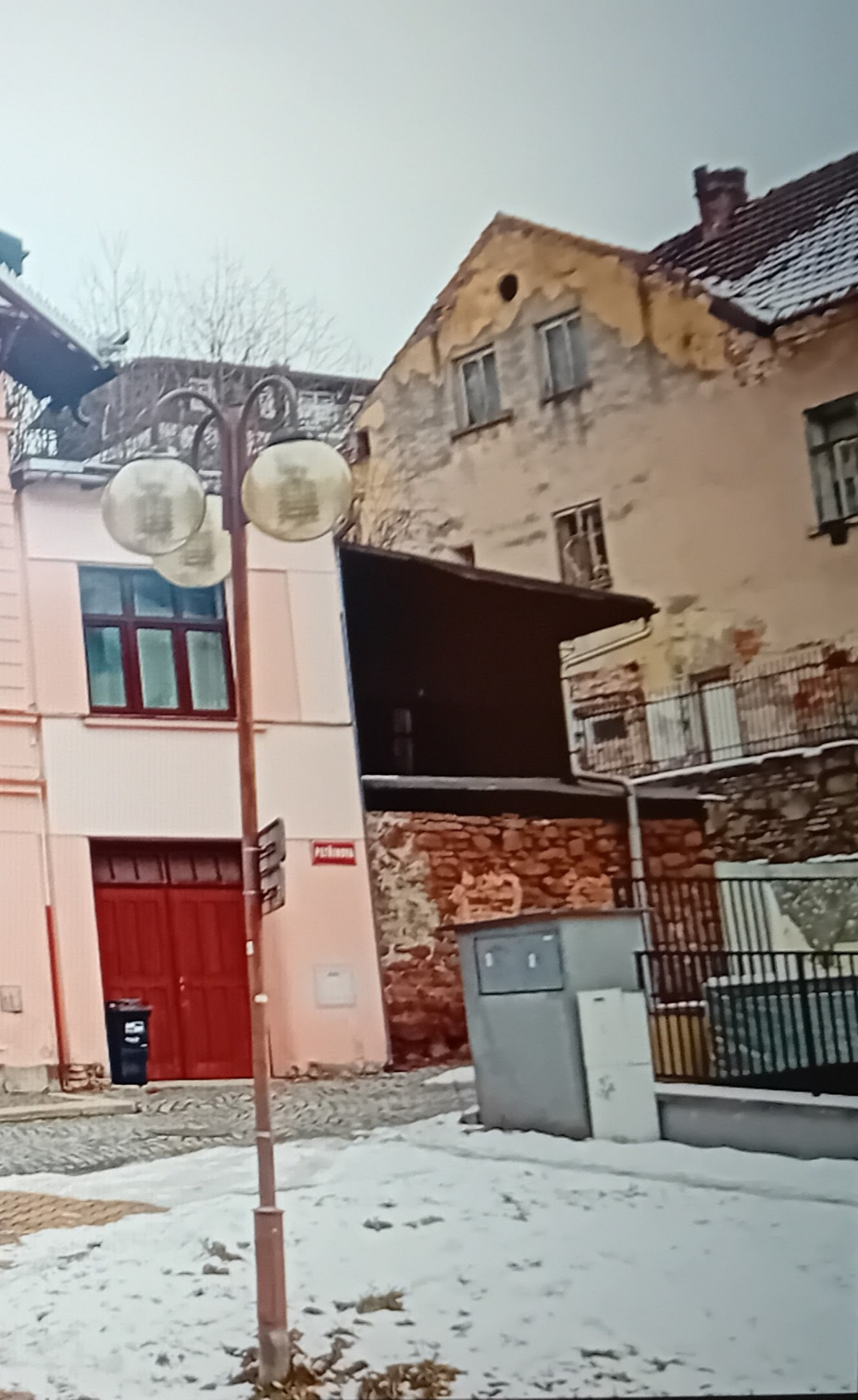 Stav po roce 1980 dodnes ... na zvýšeném zbývajícím základě přibyla jen dřevěná přístavba ...