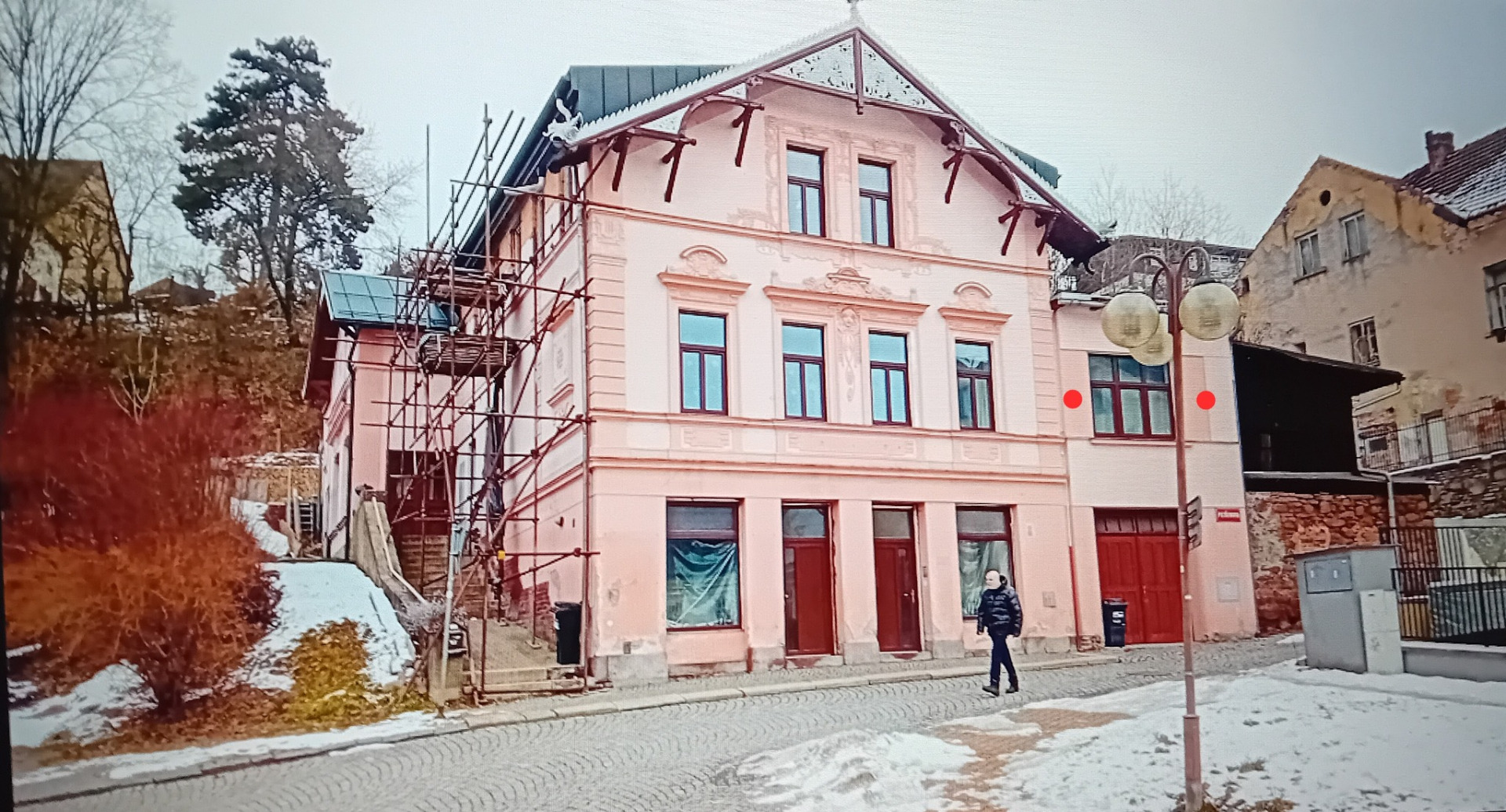 Dům Roberta Pauluse z roku 1902 vyrostl na místě původní levé poloviny tohoto domku ... označená přístavba červenými body je z roku 1910 , kdy z té pravé části zbořil část domku ... zbytek pravé je vedle ní s tou dřevěnou přístavbou ...