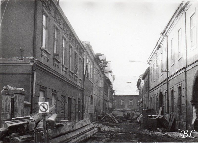 snímek  zima 1984 - 85. Domy v podstatě ještě stojí, ale již se na nich pracuje. V průhledu do Gottwaldovy ulice, dnes Jindřicha z Lipé je patrný velký vývěsní štít Partiový textil. Dnes po opravách by jistě měla ulice své kouzlo, kdyby se tolik nebudovalo. Ostatně celý prostor nebyl dokončen, stále schází plánovaná zástavba u Erbenovy ulice naproti Prioru - Andy, což je škoda. (archiv Českolipské obrázky)