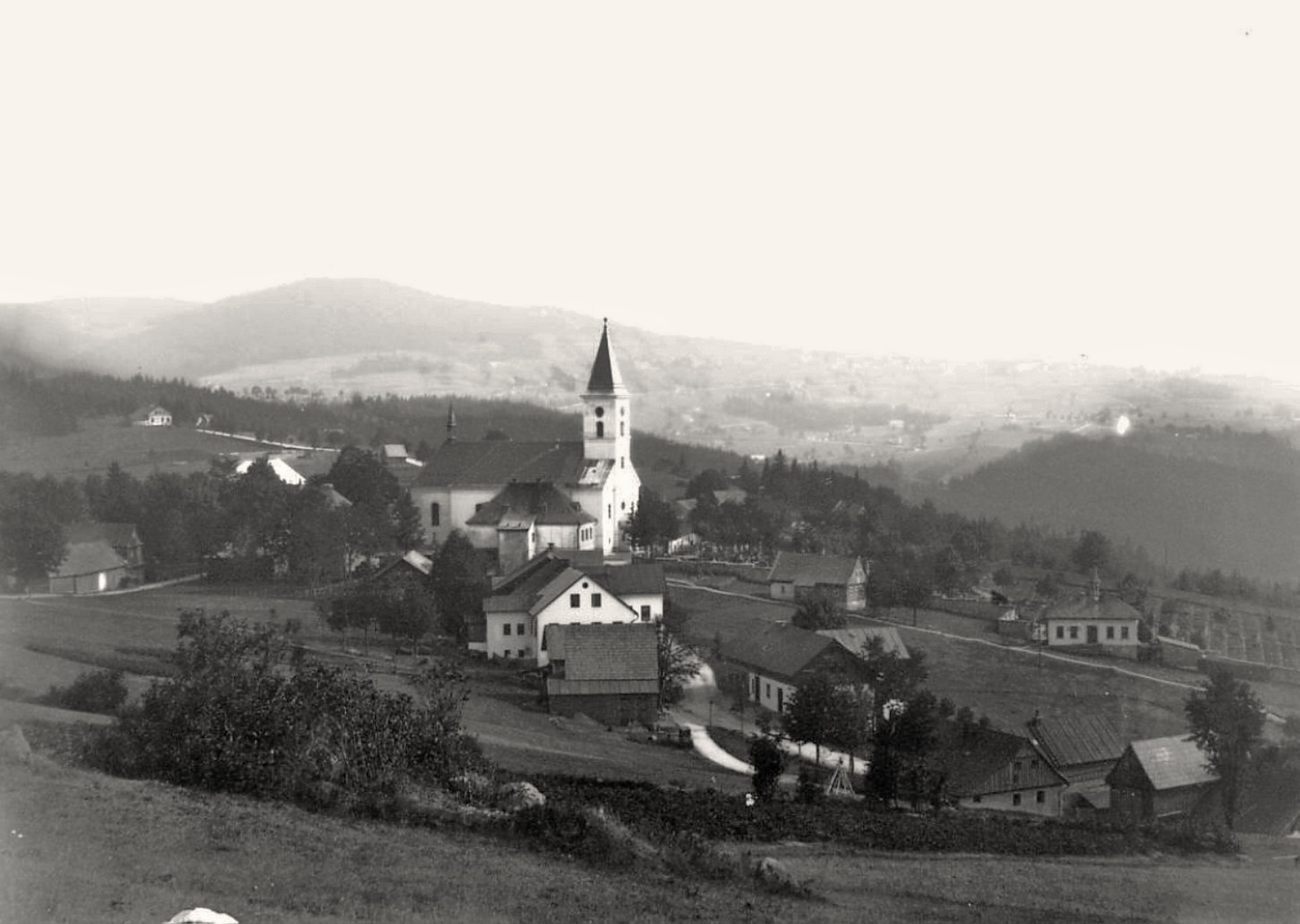 Horní Polubný v místní části obce Kořenov, se v nadmořské výšce 783 m n. m. vypíná kostel Narození sv. Jana Křtitele, postavený v letech 1789–1793 Franzem Theumertem z Turnova. (archiv J.Peterka)