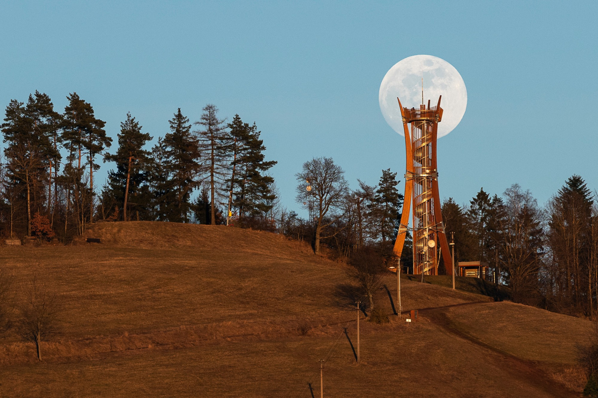Březnový úplněk nastane zítra (3. března) ve 12:37. Dnes večer jsem ho zastihla nad rozhlednou Hamštejn. I když mu ještě malý kousek chyběl, bylo to nádherné pokoukání. (foto Pavla Bičíková - 2026)