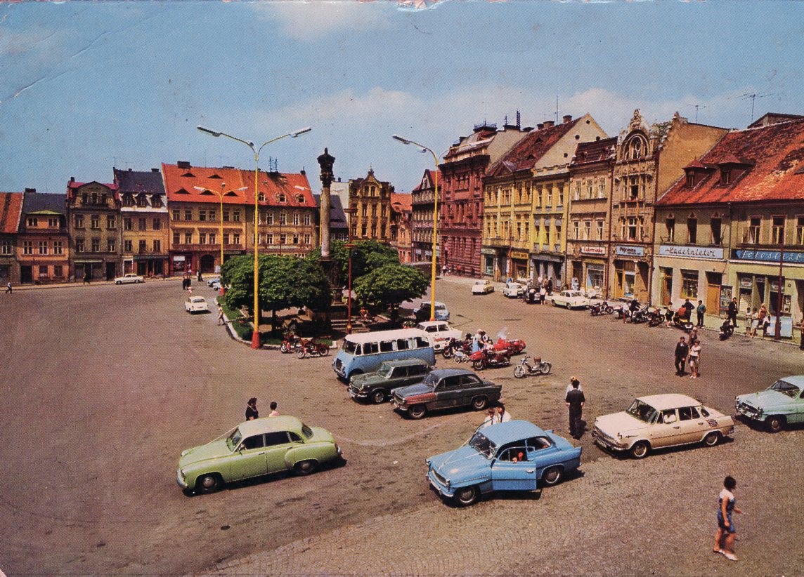 Pohlednice kolem roku 1960 a na ní před radnicí na svatbě co auto, to pojem. A nejen auta, ale opodál i dvoukolový Pařez, Prase atd.  (archiv Českolipské obrázky)