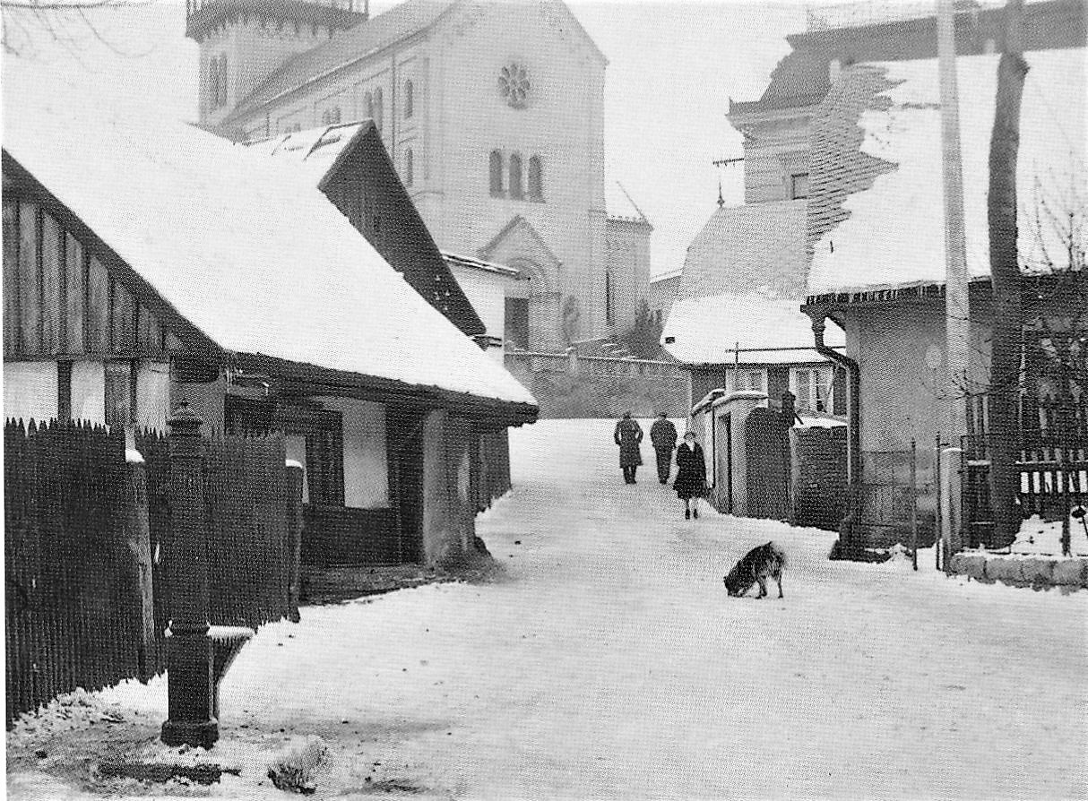 Za domkem zahradníka Kobrleho vyčnívá štít původního domku Vackových , krám vyčnívá nad ním ...