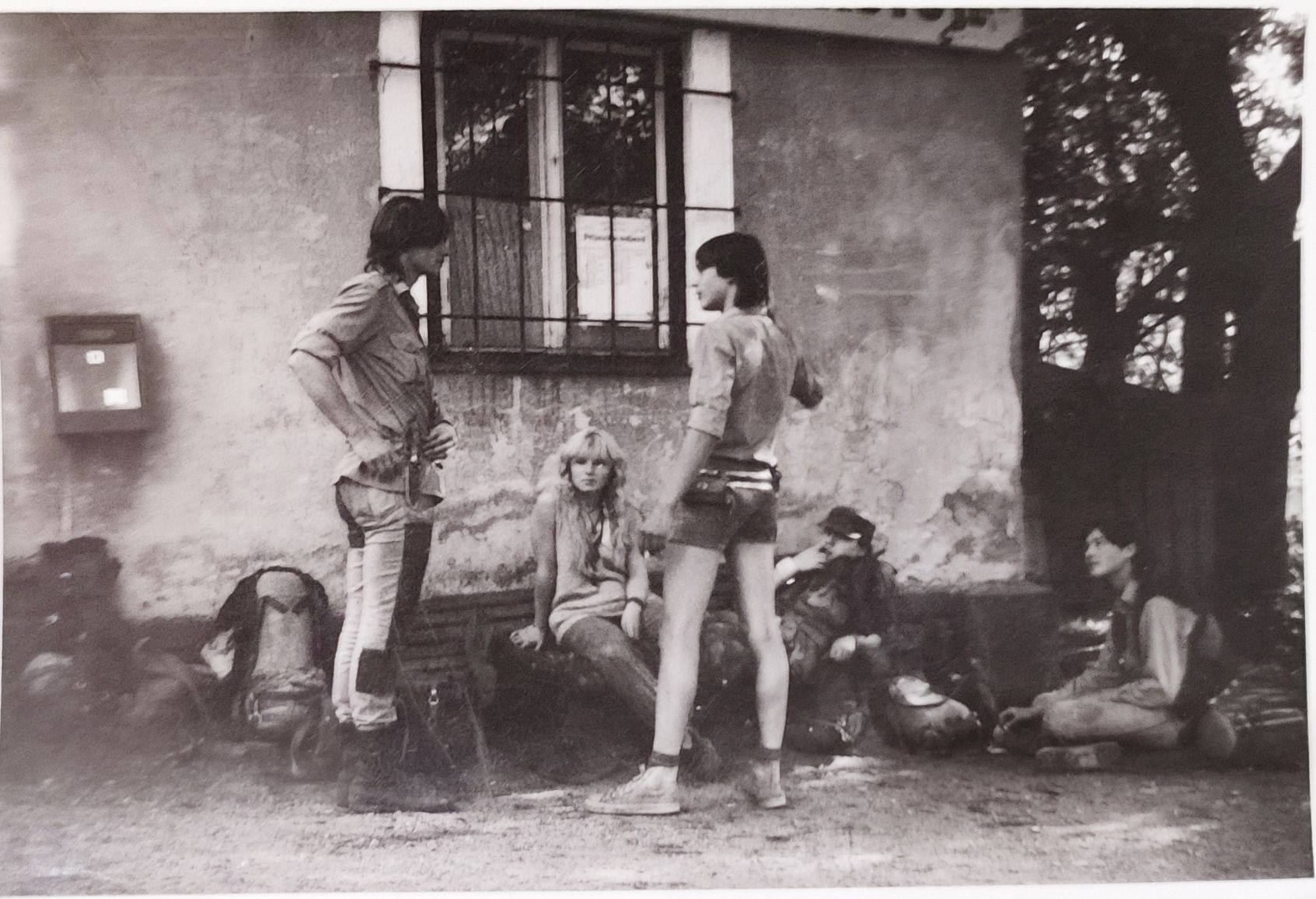 Stejná zastávka asi o 2 roky později.Kočka sedící vedle mě je Aida . Je to do dnes fakt krásná ženská.😉