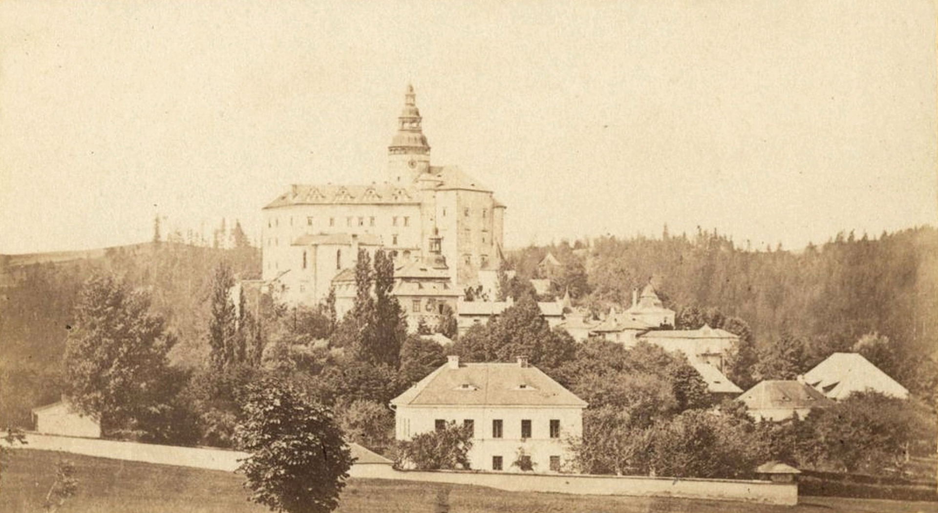 Hrad a zámek Frýdlant - cca 1870 Foto: Wenzel Ferdinand Jantsch  (archiv J.Peterka)