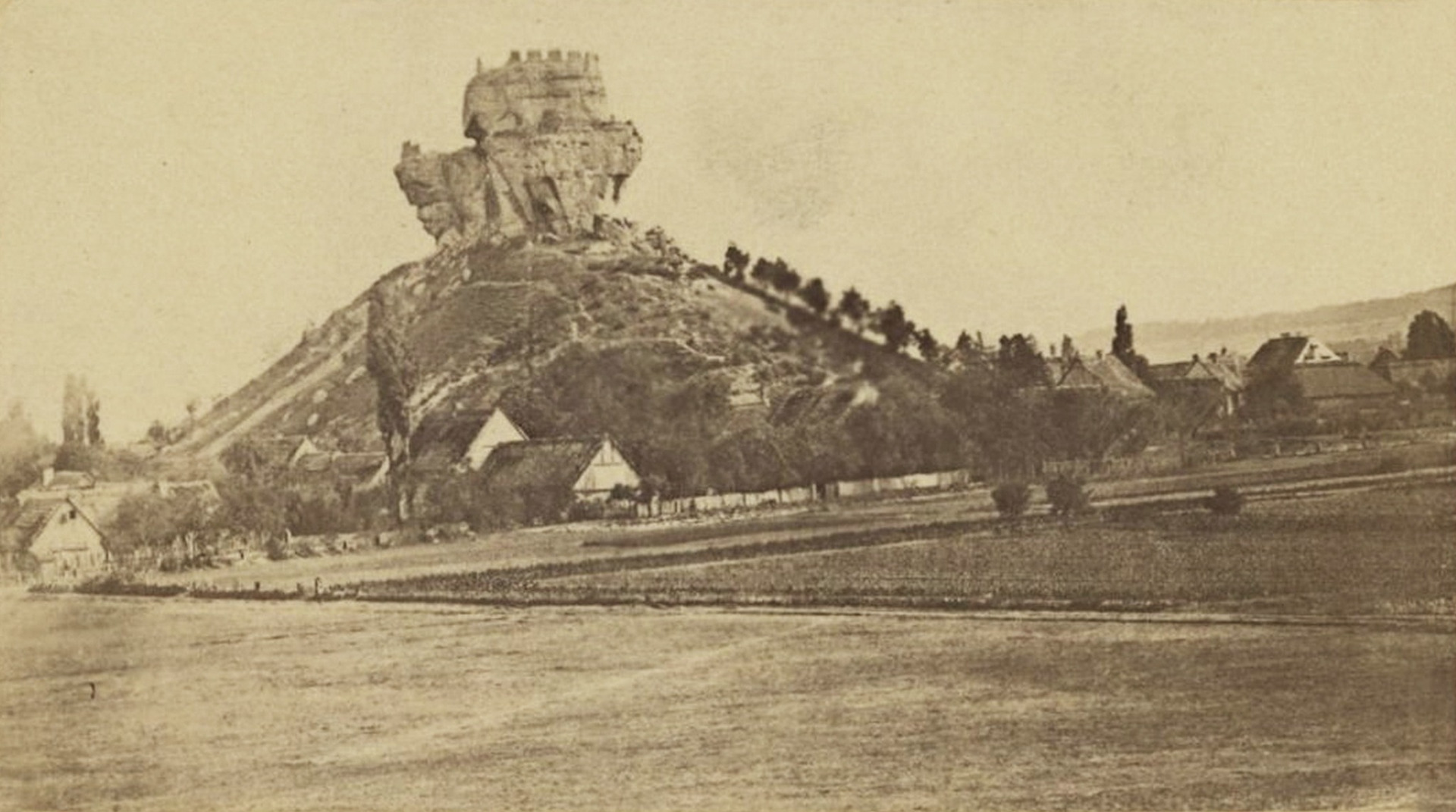 Zřícenina hradu Jestřebí (Habstein), okr. Česká Lípa Foto: Wenzel Ferdinand Jantsch  (archiv J.Peterka)