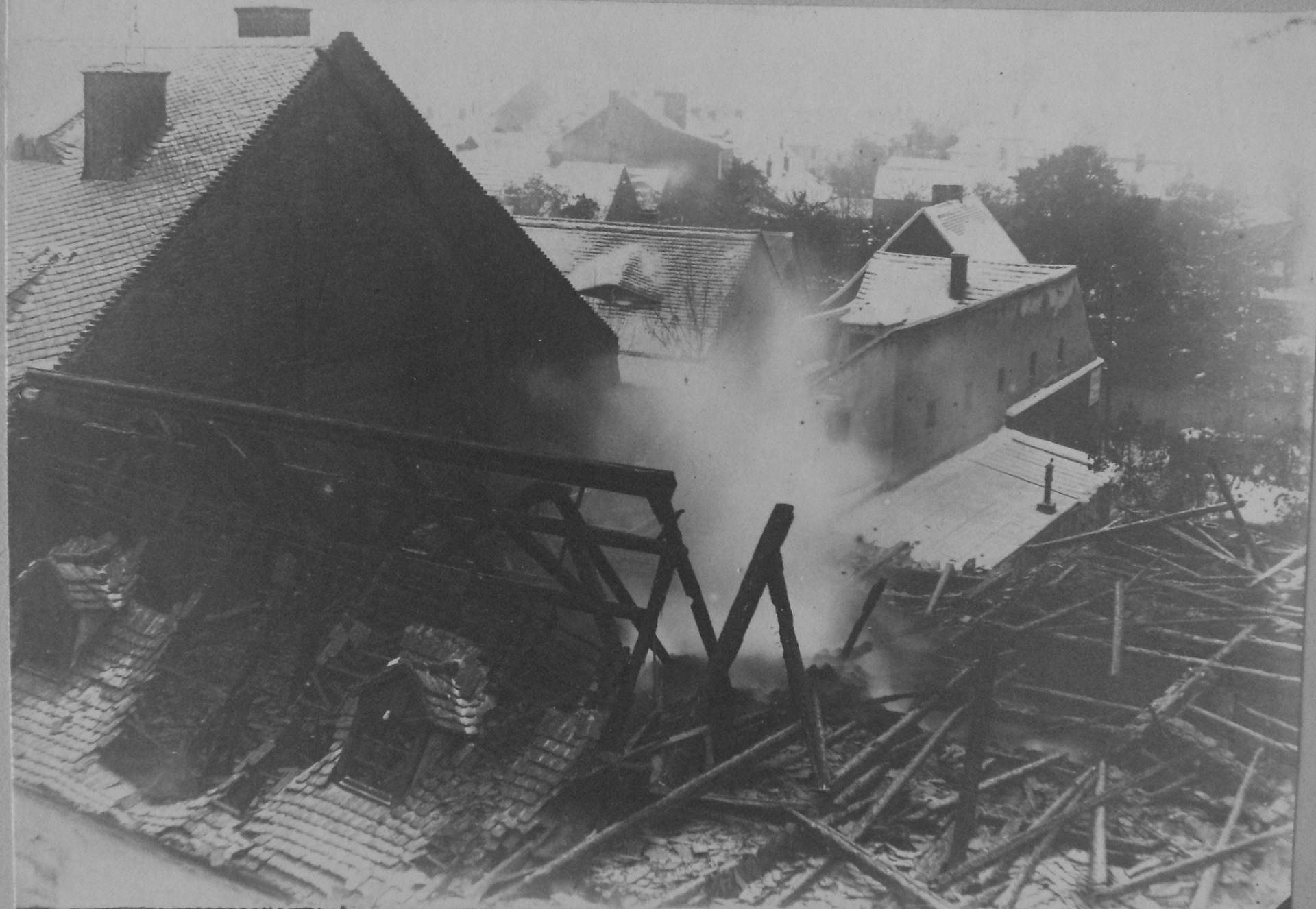 Ví někdo, resp. má to někdo podložené, kdy shořely ve Frýdlantu na náměstí domy, na jejichž místě byl postaven obchodní dům Sever?? (autor příspěvku Petr Krause)