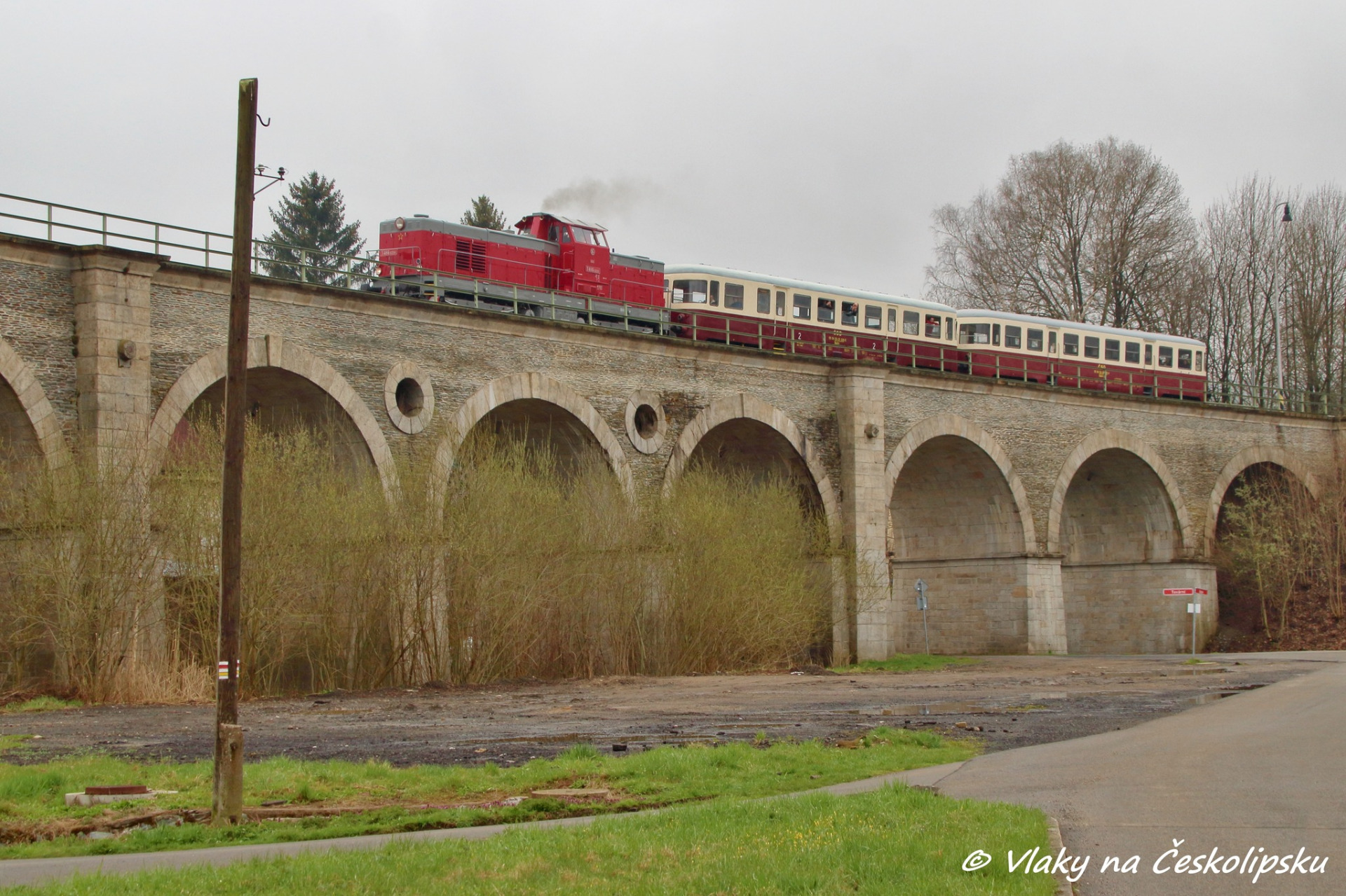 Krásný kamenný most, pyšnící se devíti oblouky, se nachází u stanice Rychnov u Jablonce nad Nisou. Byl postavený mezi lety 1858 – 1859 na Pardubicko-liberecké dráze. Jedná se o nejstarší památku železničního stavitelství v Libereckém kraji. V roce 2004 proběhla jeho oprava