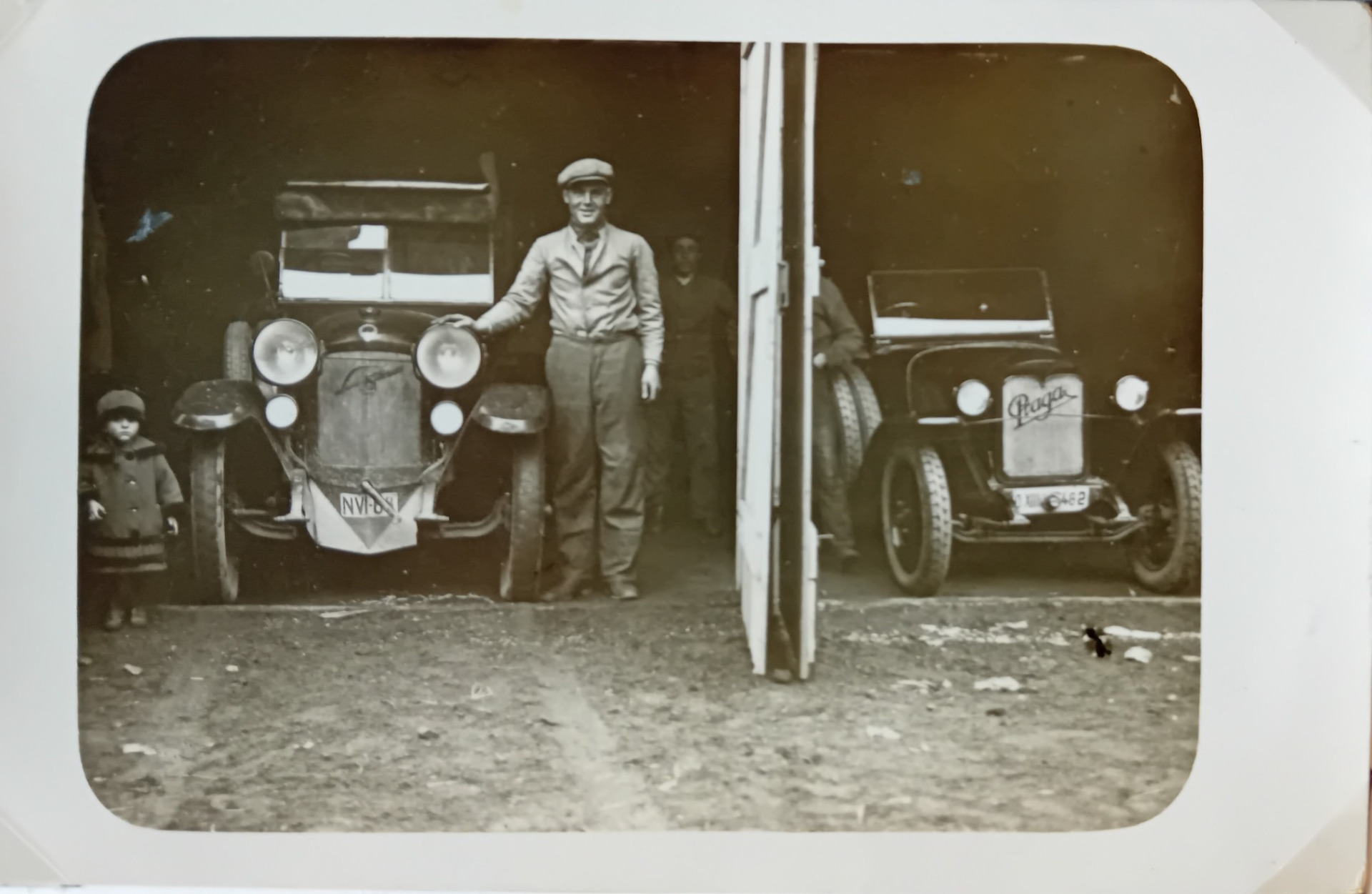 Autodílna Jindřicha Vlacha v garážích mezi hotelem Slávie a domem Schovánkových ... pán vedle dnešního autoveterána je Rudolf Havel , bratr tehdejšího kriminálního inspektora Miloslava Havla ...