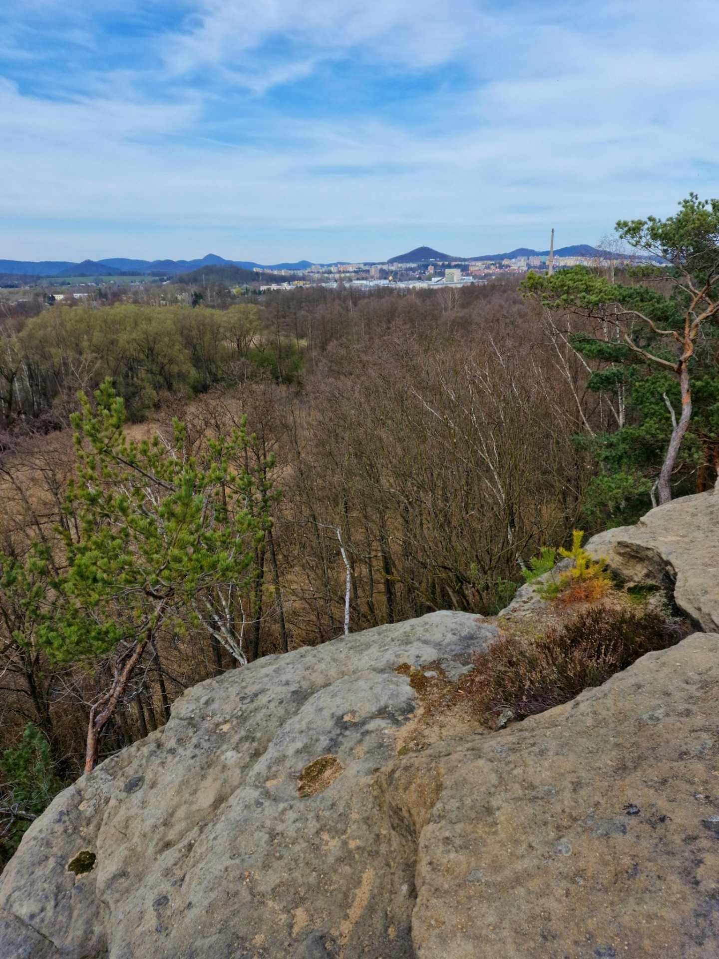 může Vás mást i absence vodních ploch, které tam tenkrát nebyly. Našel jsem pohled z první skály, které se nevím proč dnes říká skautská, třeba se lépe zorientujete.
