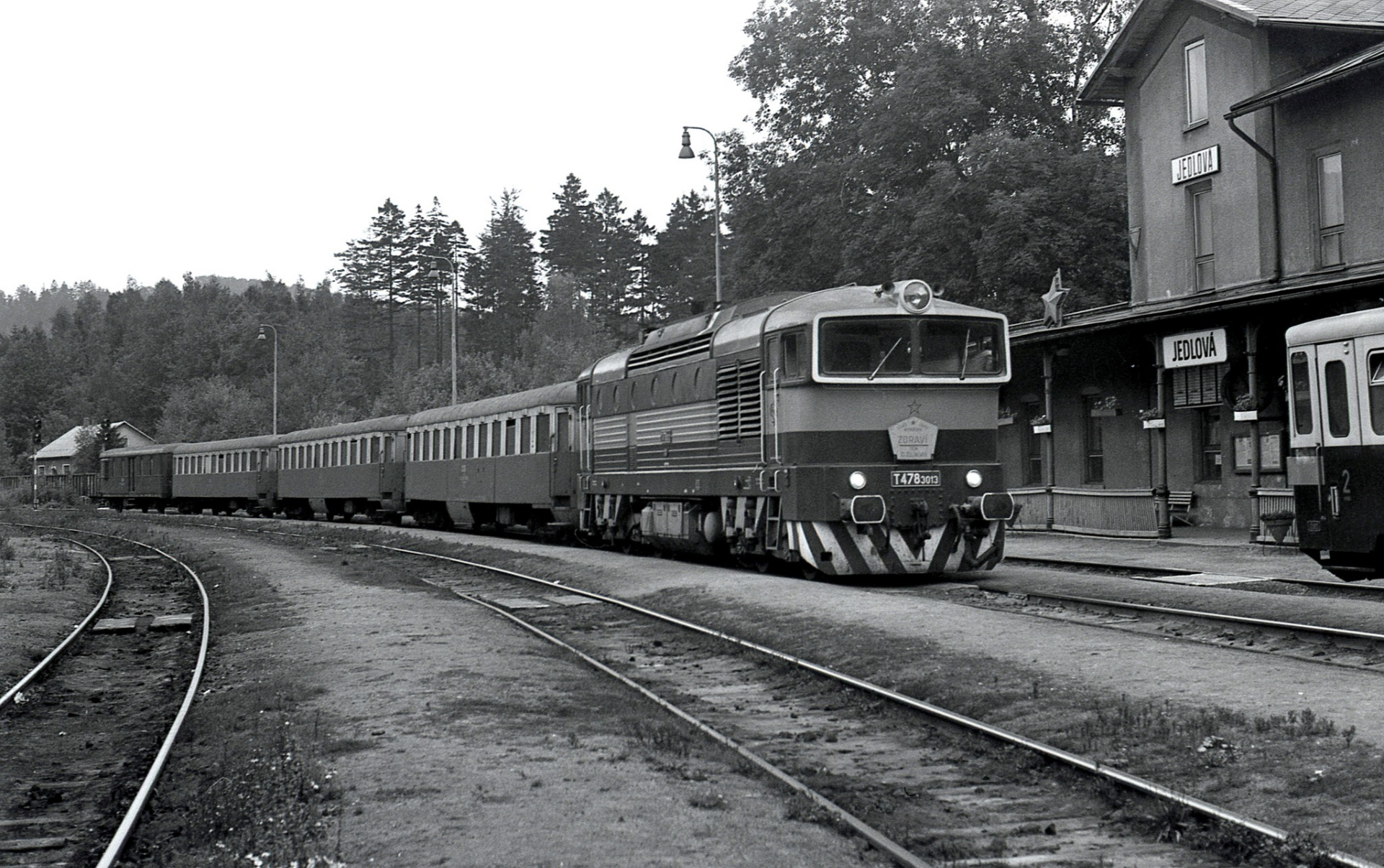 Na podzim 1984 bylo na kolejích ČSD možné zahlédnout ledasco - ale souprava vozů Bam v pravidelném provozu už byla opravdu raritou - takovou, že jsem neváhal zajet si pro památeční fotku na Jedlovou...  (foto Miroslav Fogl)