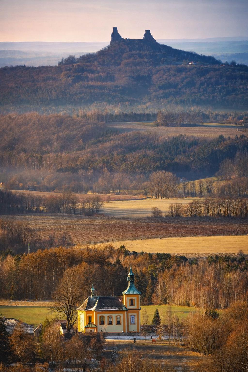 Č E S K Ý R Á J ... Trosky přes kostel sv. Vavřince v Tatobitech. (foto Matyáš Gál)