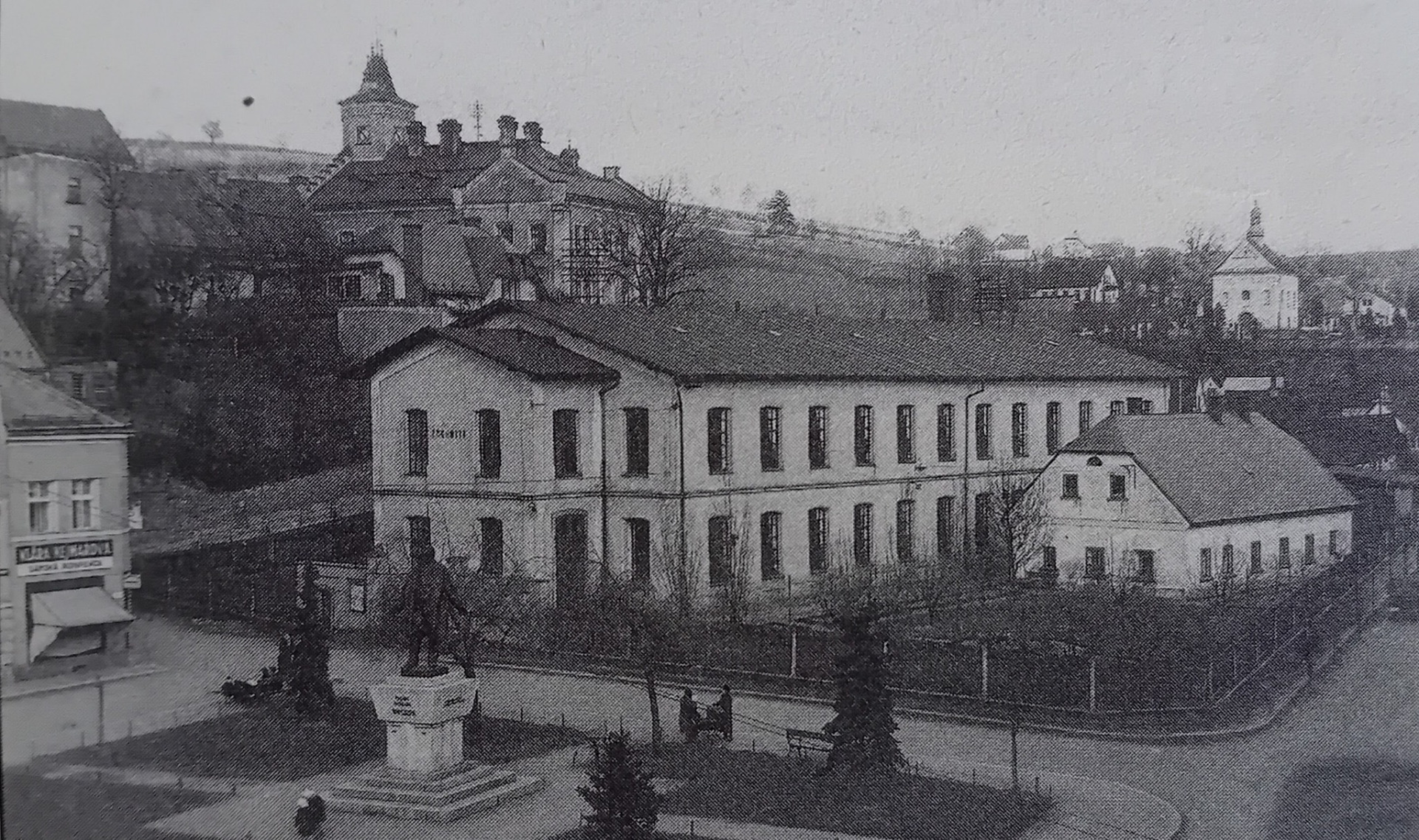 Od roku 1938 v této pronajaté továrně na semilském náměstí sídlila firma Drábek a spol. ...