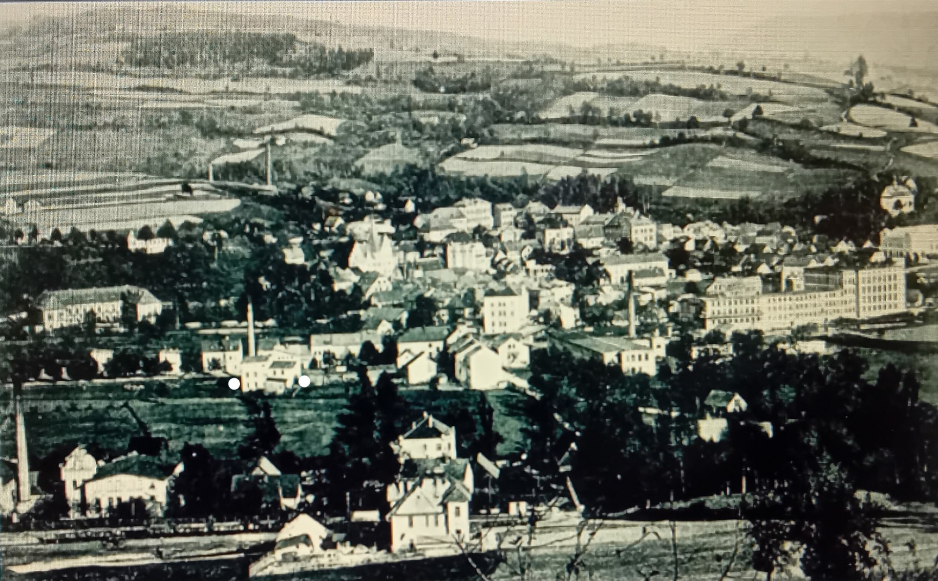 V Podmoklicích sídlila v továrně , v budoucí Tofě - karosárně ... označena bílými puntíky ... také zde byli ubytovaní dělníci pro Zittwerke v Řekách ...