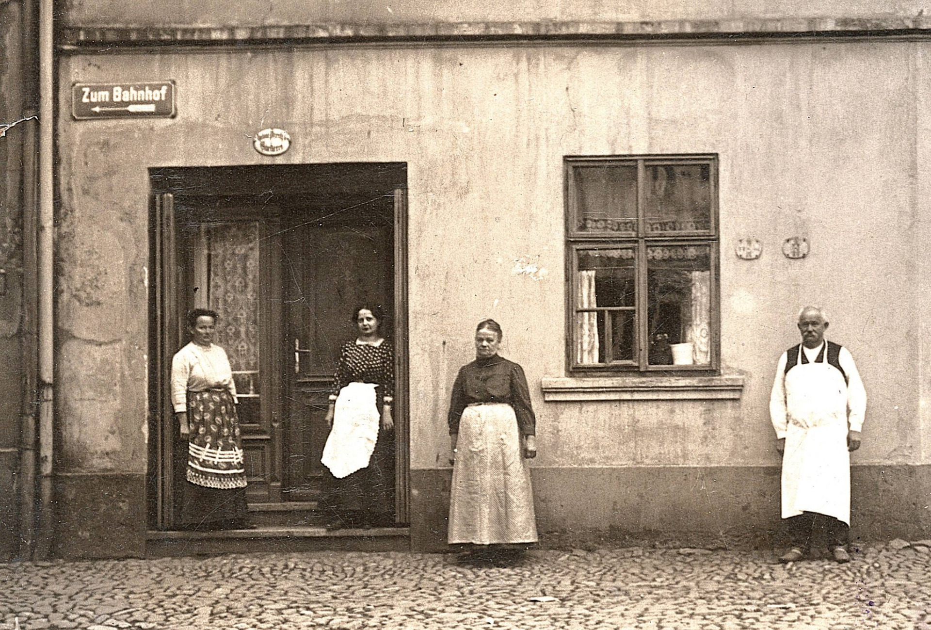 Č.p. 120/I ve zbořené zástavbě západní části náměstí - na snímku vpravo s největší pravděpodobností pekař Anton Preiß senior (pekárna vedena v Adressbuchu města je zaznamenána v letech 1900, 1907 a 1920, v roce 1936 na tomto č.p. stále zapsán A.Preiß) archiv : výřez z fotografie pana Davida Podoláka